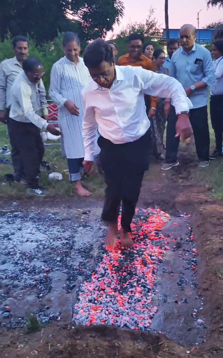 Workshop on scientific truth on miracles, Prof. Hari Bhau Pathode and Prof. Ravi Khanvilkar along with Dr. Pradeep Dhote guide, wrong beliefs, orthodoxy, witchcraft, putting hands on fire, eating fire, women getting possessed by ghosts, walking on fire, Raipur, Chhattisgarh, Khabargali