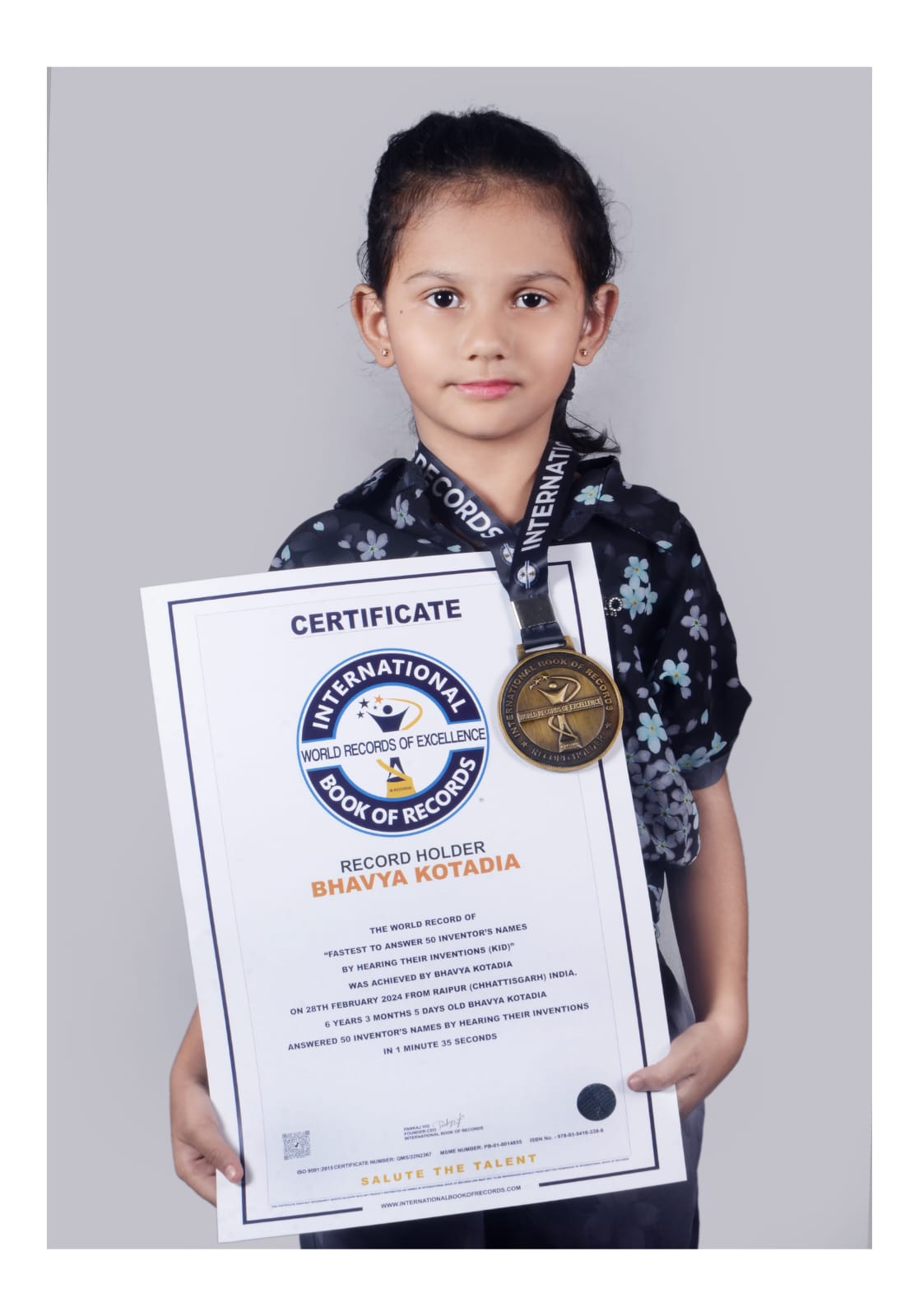 Two real sisters from Raipur made a world record, Worldwide Book of Records, Chief Minister blessed the daughters, 6 year old Bhavya Kotdiya remembers the names of inventors and 3 year old Bhavisha Kotdiya remembers the names of capitals of 100 countries, father Mr. Gaurav Kotdiya, mother Mrs. Namita Kotdiya, Raipur, Chhattisgarh, Khabargali