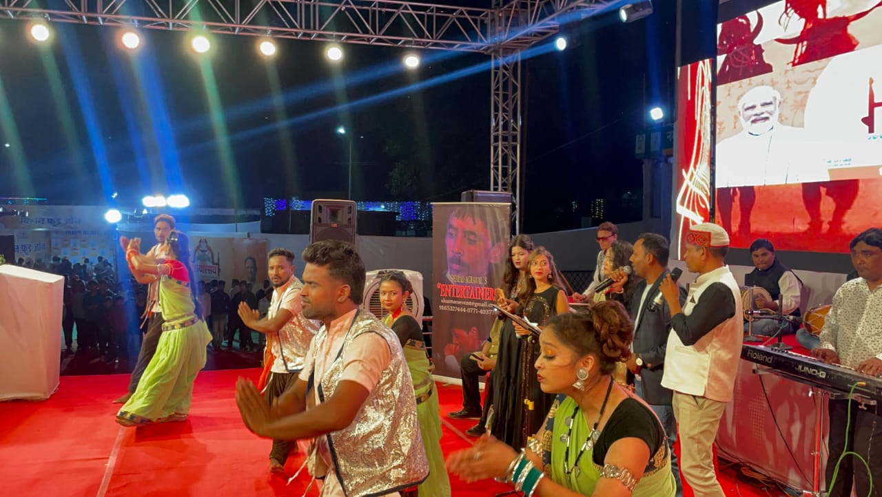 The colourful musical presentation of Orchestra Group Harsh Sharad Agarwal Rang Sargam Group enthralled the administration and the people of Gariaband, Khabargali