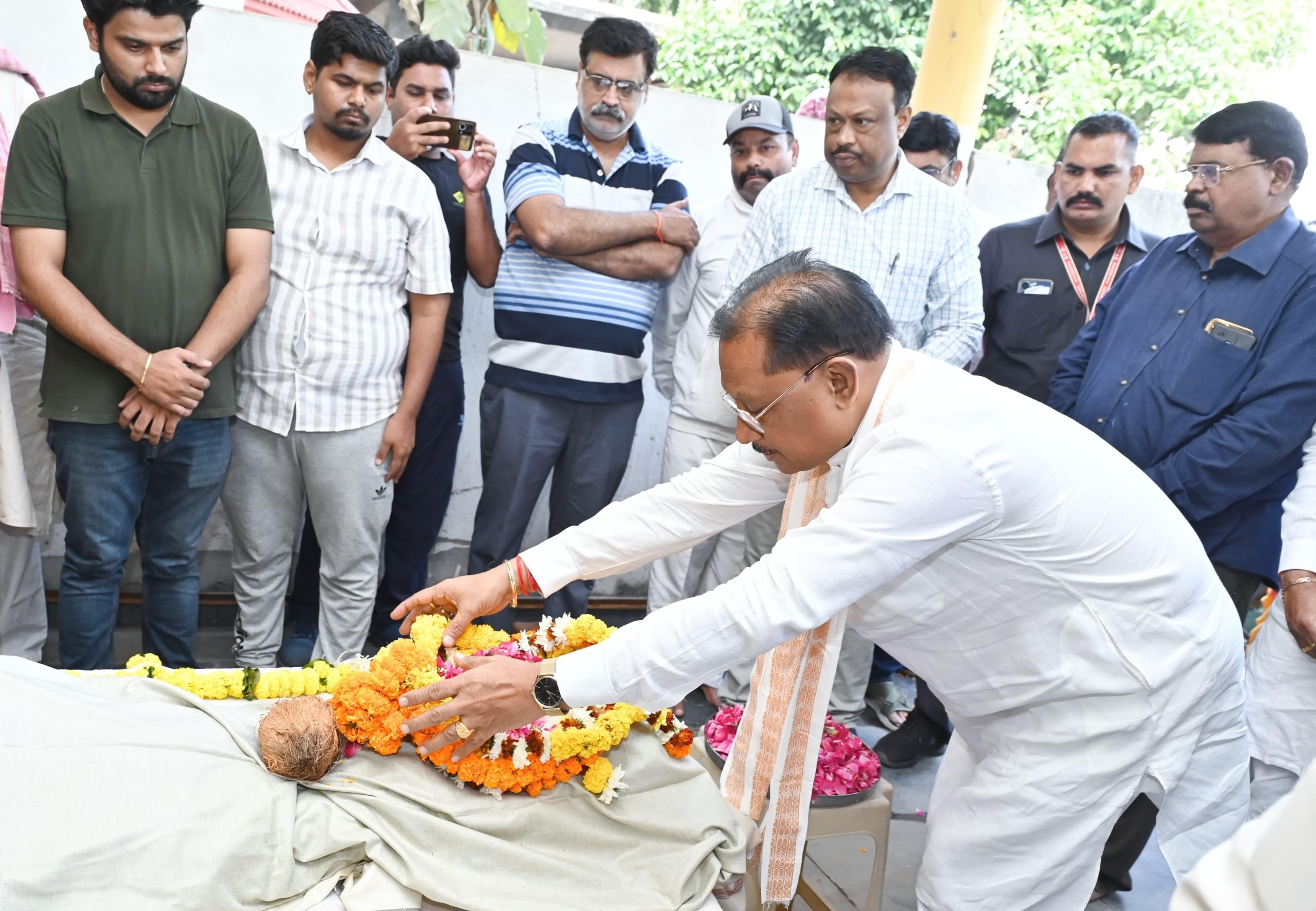 Shri Gopal Vyas became immortal by donating his body, former Rajya Sabha MP and renowned social worker Shri Gopal Vyas died on Thursday, final farewell was given with state honors, as per the wish of late Shri Vyas, his body will be donated to AIIMS, Chief Minister Vishnu Dev Sai said Shri Vyas was a great saint even while being a householder, his demise is an irreparable loss, MISAbandi Raipur, Chhattisgarh, Khabargali