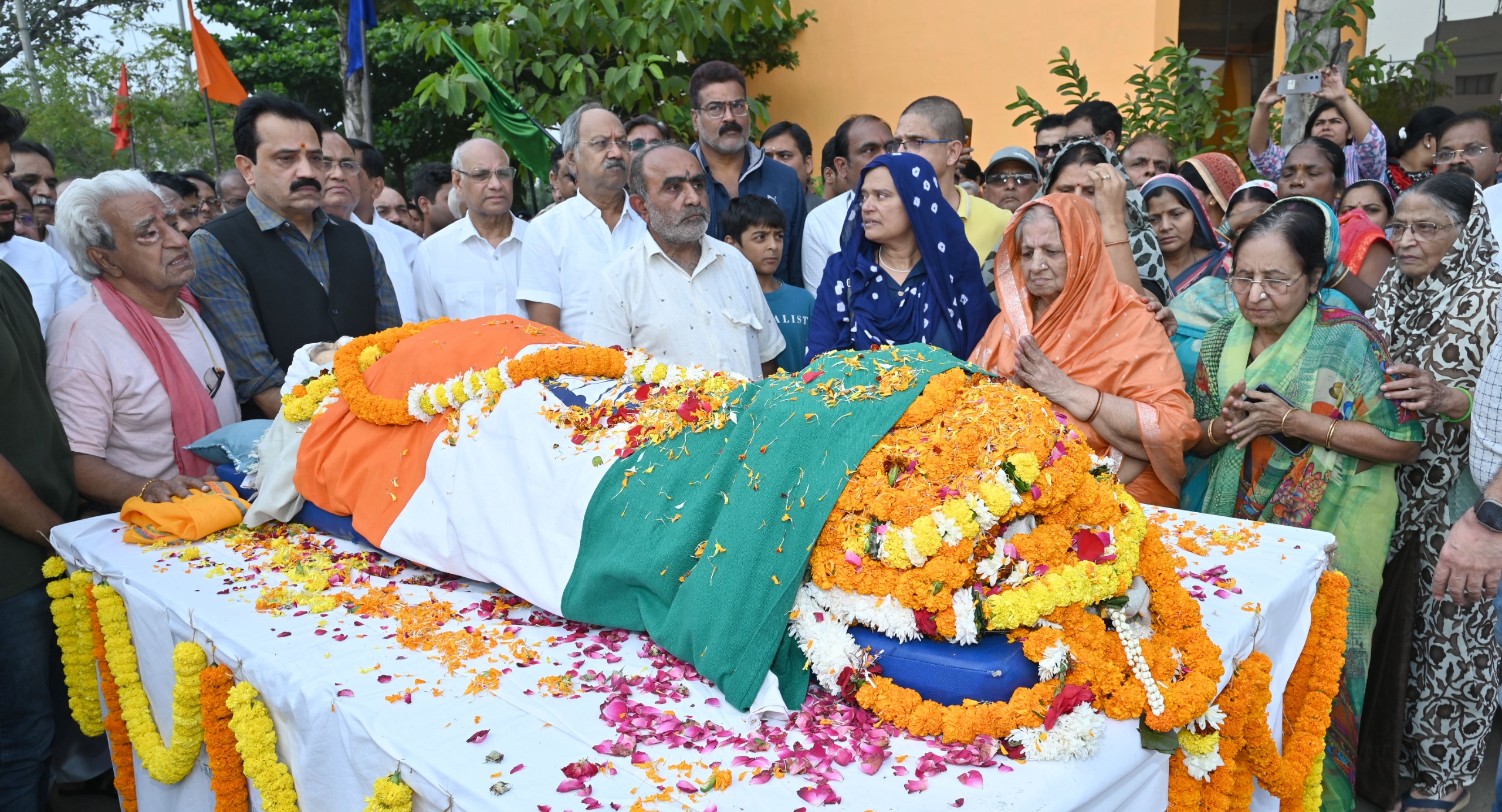 Shri Gopal Vyas became immortal by donating his body, former Rajya Sabha MP and renowned social worker Shri Gopal Vyas died on Thursday, final farewell was given with state honors, as per the wish of late Shri Vyas, his body will be donated to AIIMS, Chief Minister Vishnu Dev Sai said Shri Vyas was a great saint even while being a householder, his demise is an irreparable loss, MISAbandi Raipur, Chhattisgarh, Khabargali