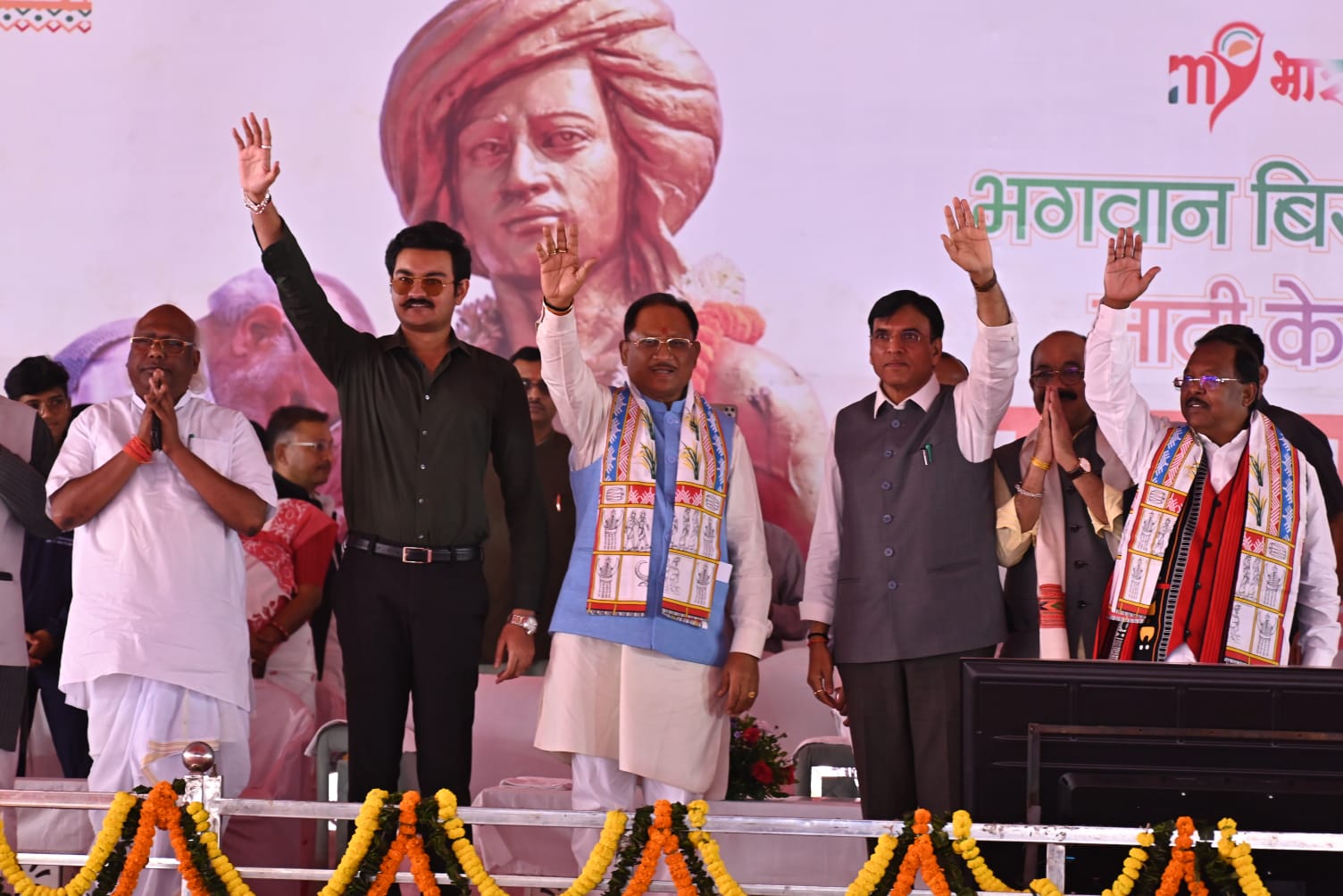 Union Minister Dr. Mandaviya called upon the youth to get involved in the country's development and social concerns, Union Minister and Chief Minister inaugurated the Mati Ke Veer Padyatra in a grand manner, Chhattisgarh, Khabargali