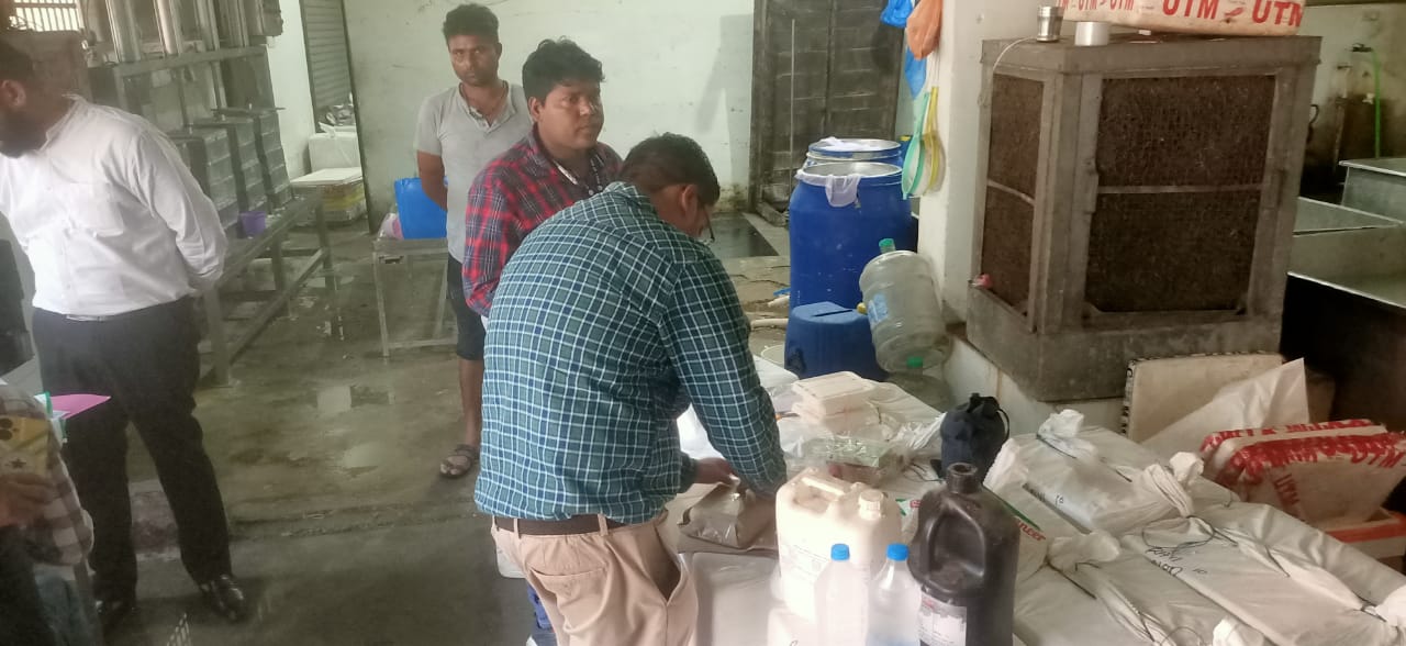 Poison in the name of Paneer.. 2500 kg fake Paneer seized from Birgaon factory, factory sealed, harmful chemicals in Paneer, Dalda palm oil, oil, refined flour, Food and Drug Administration Department Controller Chandan Kumar, Assistant Commissioner Mohit Behera, Nitesh Mishra, Food Safety Officer Rakhi Thakur, Kheer Sagar Patel, Ajit Baghel, Satish Raj, MFTL Staff, Prakash Parmar, Raipur, Chhattisgarh, Khabargali