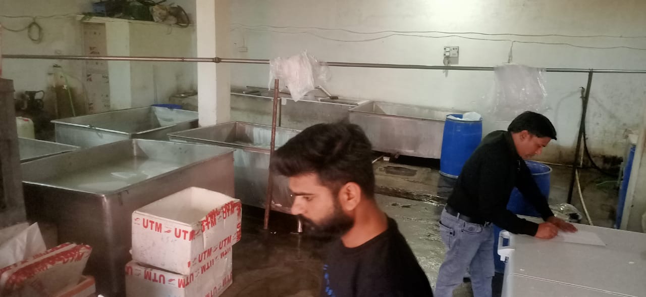 Poison in the name of Paneer.. 2500 kg fake Paneer seized from Birgaon factory, factory sealed, harmful chemicals in Paneer, Dalda palm oil, oil, refined flour, Food and Drug Administration Department Controller Chandan Kumar, Assistant Commissioner Mohit Behera, Nitesh Mishra, Food Safety Officer Rakhi Thakur, Kheer Sagar Patel, Ajit Baghel, Satish Raj, MFTL Staff, Prakash Parmar, Raipur, Chhattisgarh, Khabargali