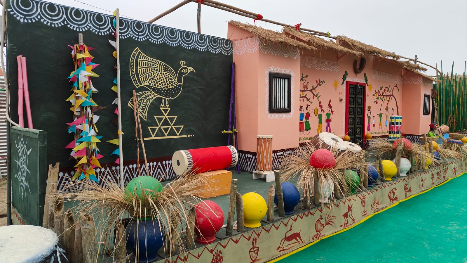 "Chhattisgarh Pavilion" became the center of attraction for people in Prayagraj Maha Kumbh. Crowds are gathering to know the art, culture and history of Chhattisgarh. Free arrangements have been made for the stay and food of the people of the state, Khabargali