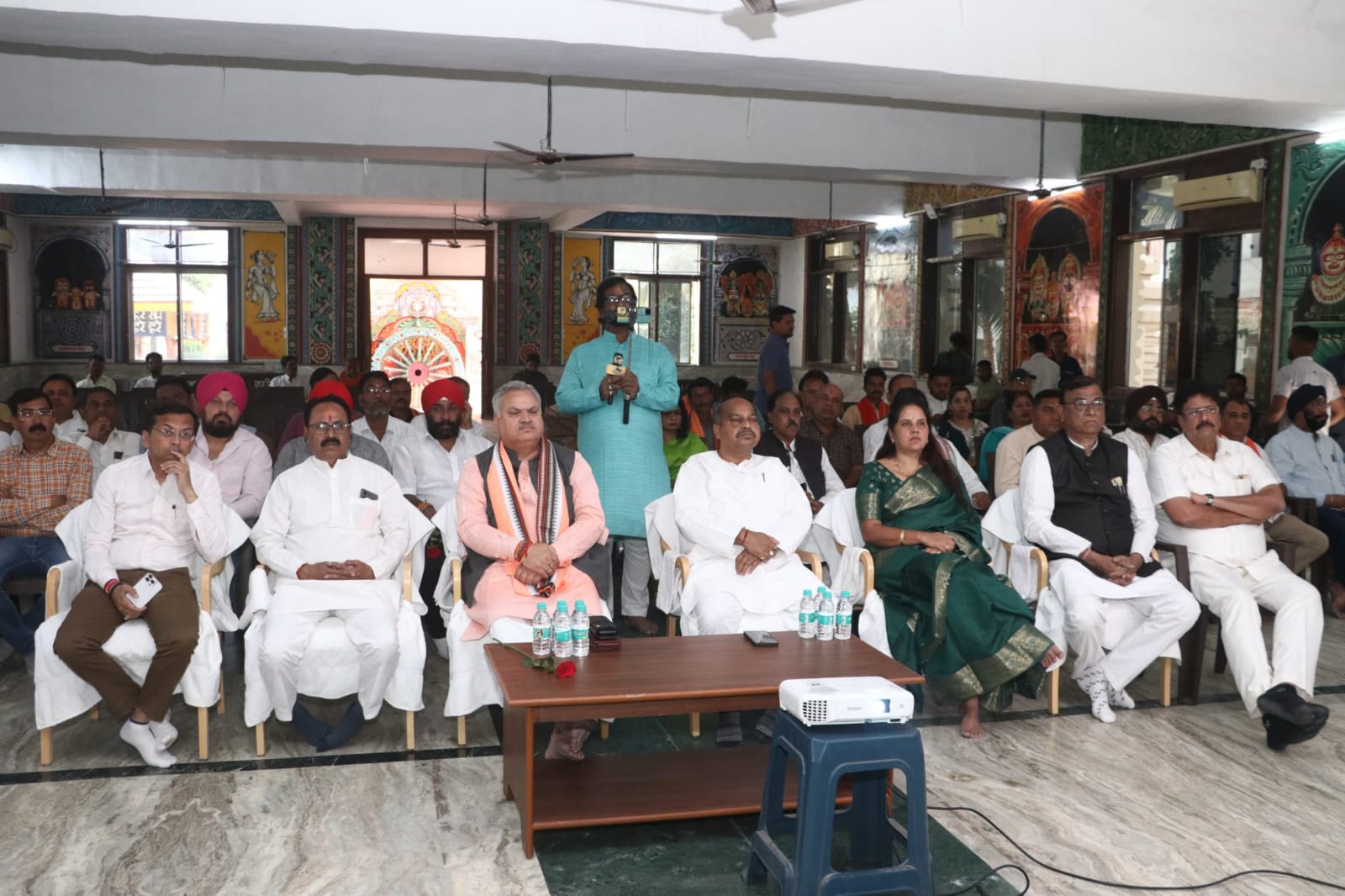 Through 'Mann Ki Baat', the Prime Minister is concerned about the future of every class and every section, Arun Sao, BJP regional organization minister Jamwal, MLA Mishra, Mayor Meenal Choubey, District President Thakur and all 60 councilors along with other BJP leaders and workers listened to Mann Ki Baat at Jagannath Temple, Raipur, Chhattisgarh, KhabarGali