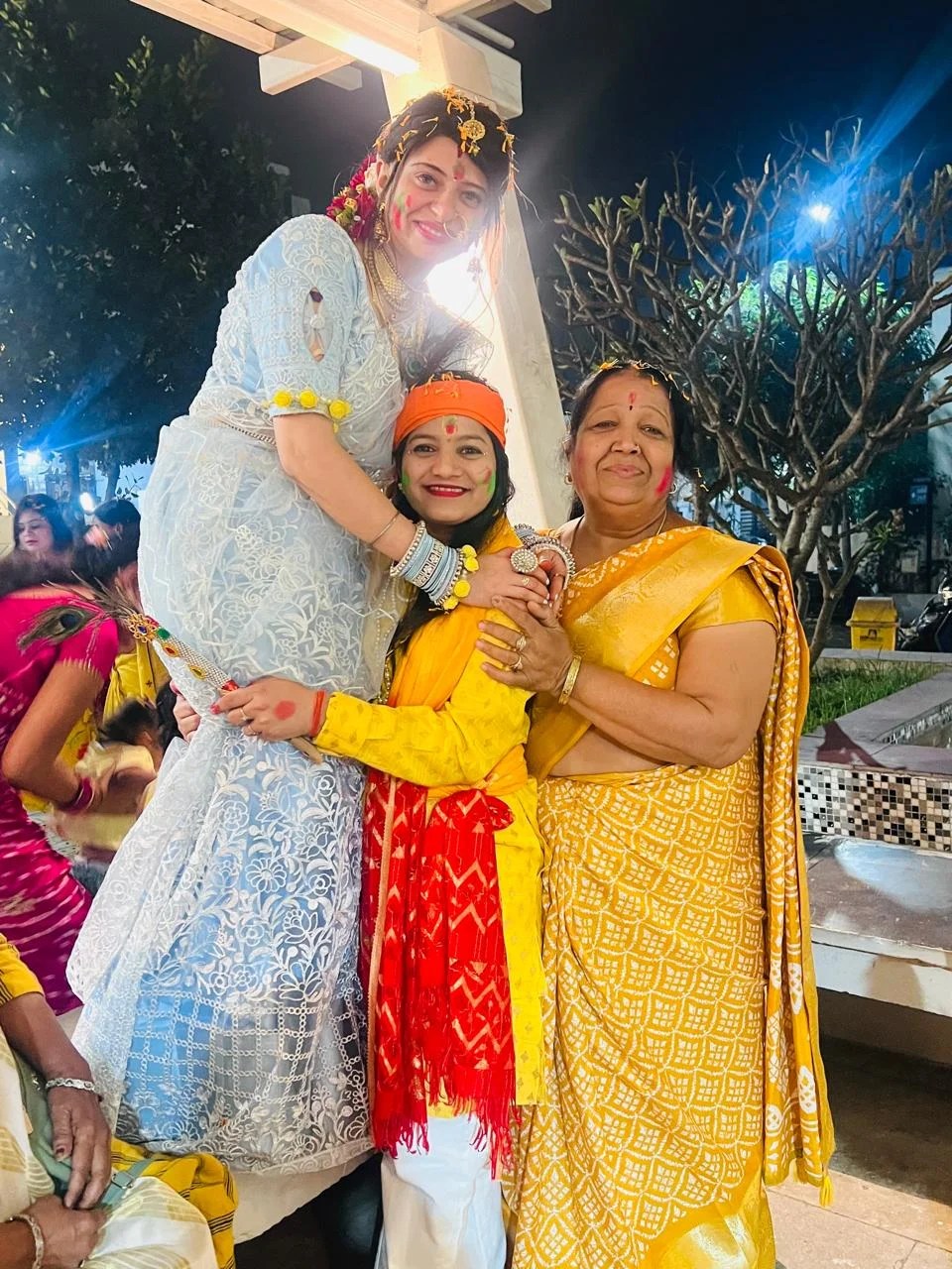 Women of Avni Green Society played Holi with flowers, danced with colors, Raipur, Chhattisgarh, Khabargali