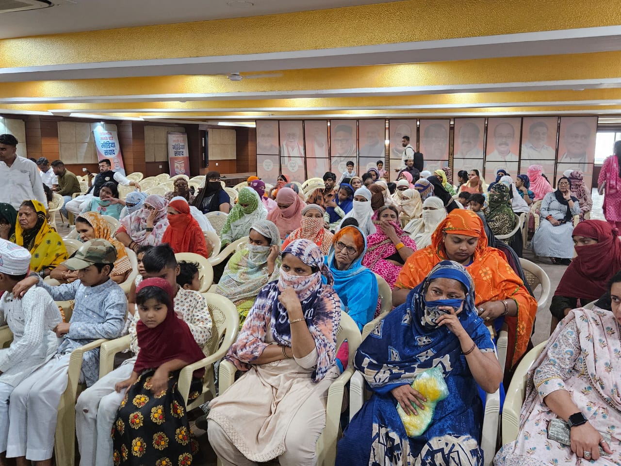 Gift of Modi, National President of BJP Minority Front Siddiqui, Waqf Board Chairman Dr. Salim Raj, Raipur Rural MLA Motilal Sahu, District President Ramesh Thakur, General Secretary Makhmoor Khan, Mirza Ejaz Beg, Raipur, Chhattisgarh, Khabargali