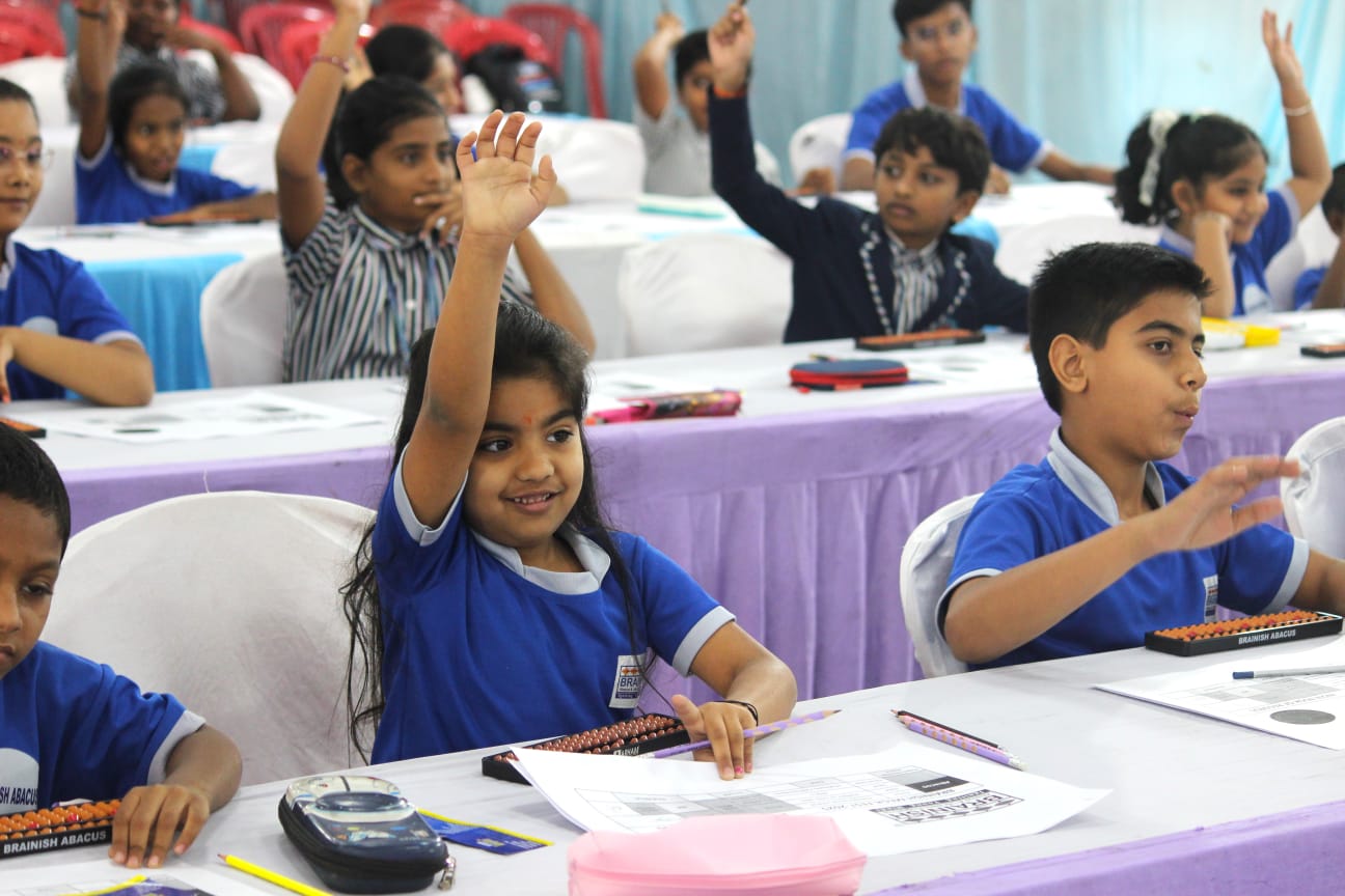 Superb performance of children in 'Brainish Megafest'... Won in many categories including Champion Trophy, did mathematical calculations in few moments, Deepa Ma'am, Brainish Abacus Class, Shailendra Nagar, Raipur, Chhattisgarh, Khabargali