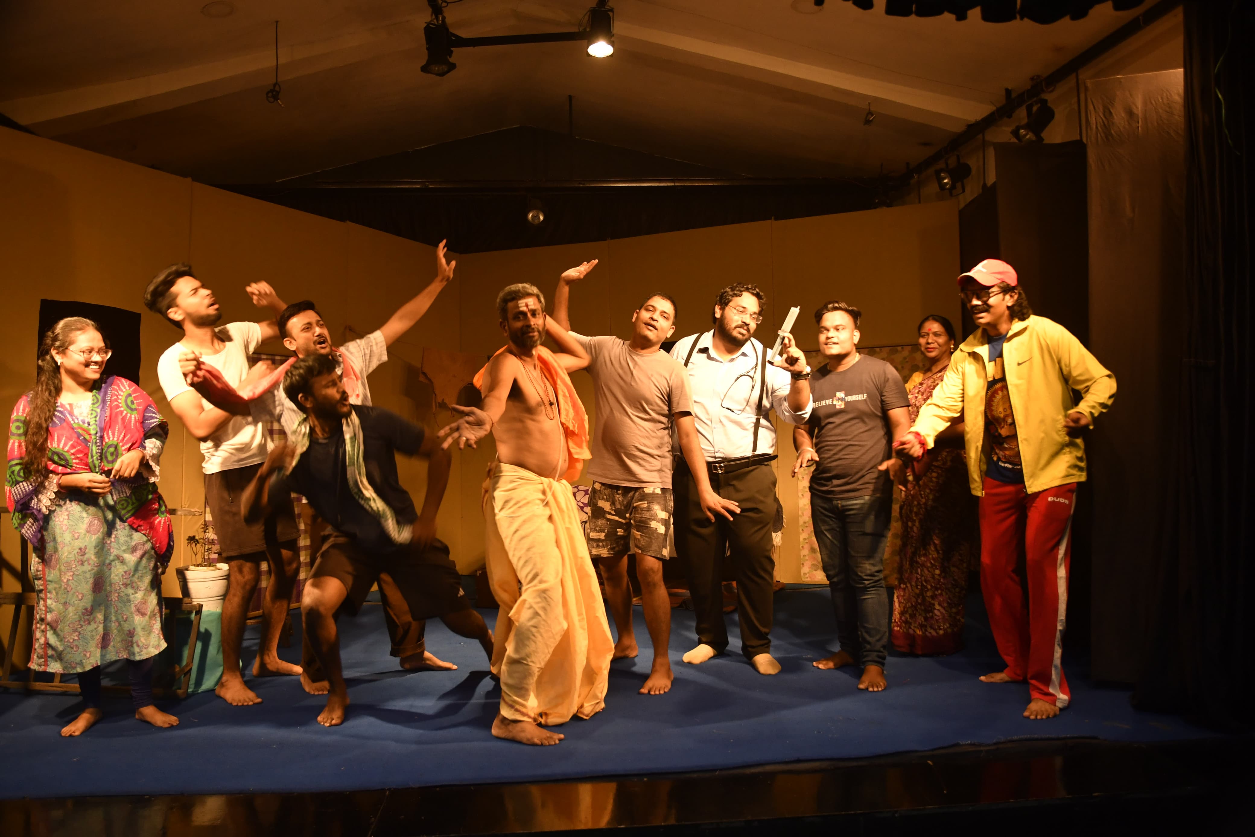 The artists of the play Mastmaula presented the struggle, pain and dreams of the artist through humour. The theatre workshop conducted by the social and cultural organisation Yogi Spandan Art Culture Education Foundation. The play Mastmaula written by writer Jayvardhan was staged. Pandit Panjirilal, Rupesh Yadav, Rangeele, Surya Tiwari, Surile, Thavendra Rajak, Chhabile, Shashank Naidu, Free, Vijay Chauhan, Aarti, Shriranjani Kehari, canteenwala, Preeti Yadav, Dr. Bedard, Babuji, Desant Singh Thakur, newspaper, shopkeeper, man, Seth- Laxmikant Dubey, Raipur, Chhattisgarh, Khabargali