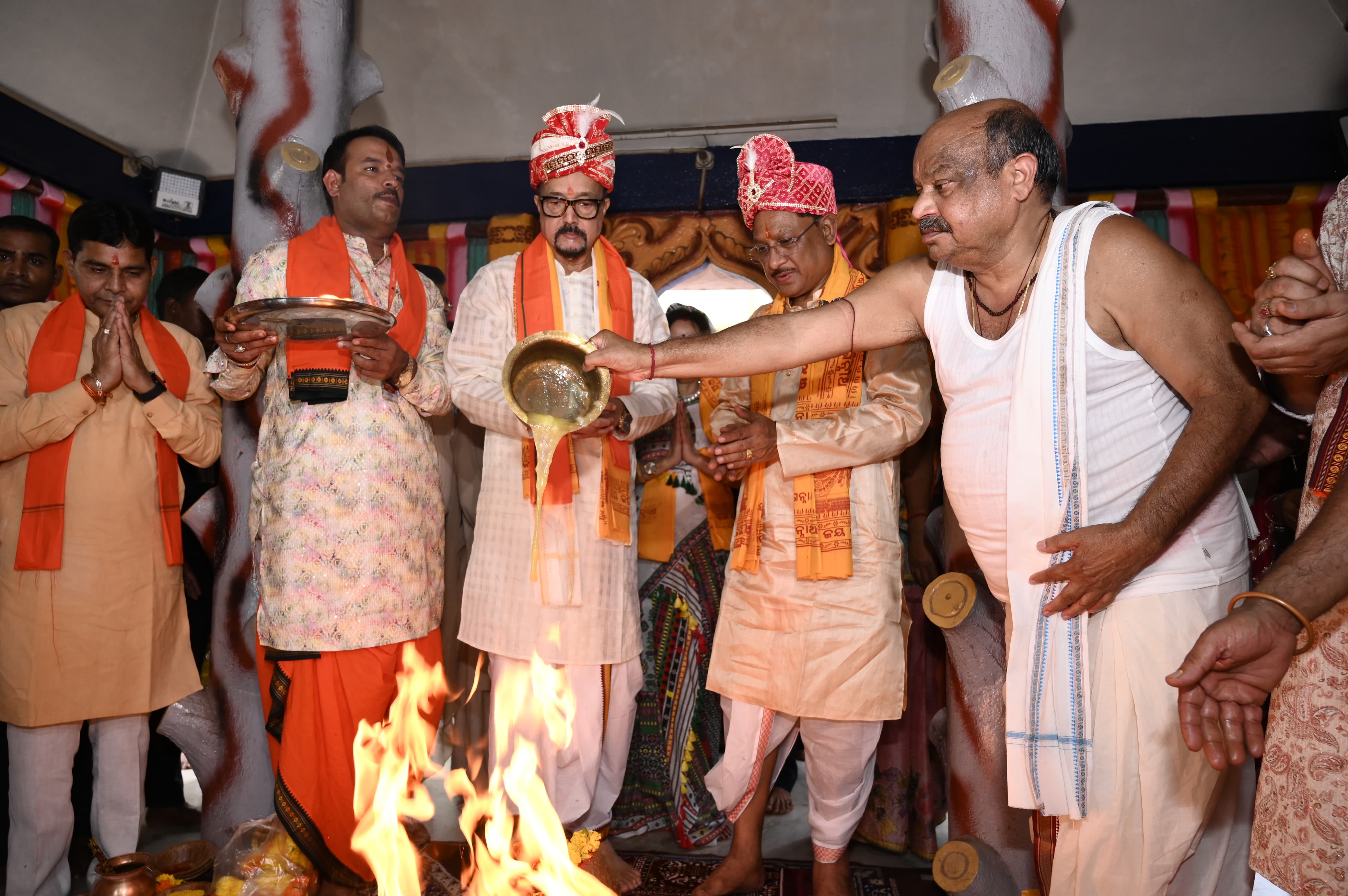 Governor and Chief Minister attended the Rath Yatra festival... After performing the ritual of Chharaphara, they sought blessings for the people of the state, a huge crowd of devotees gathered at the Jagannath temple located in Gayatri Nagar Raipur, Chhattisgarh, Khabargali