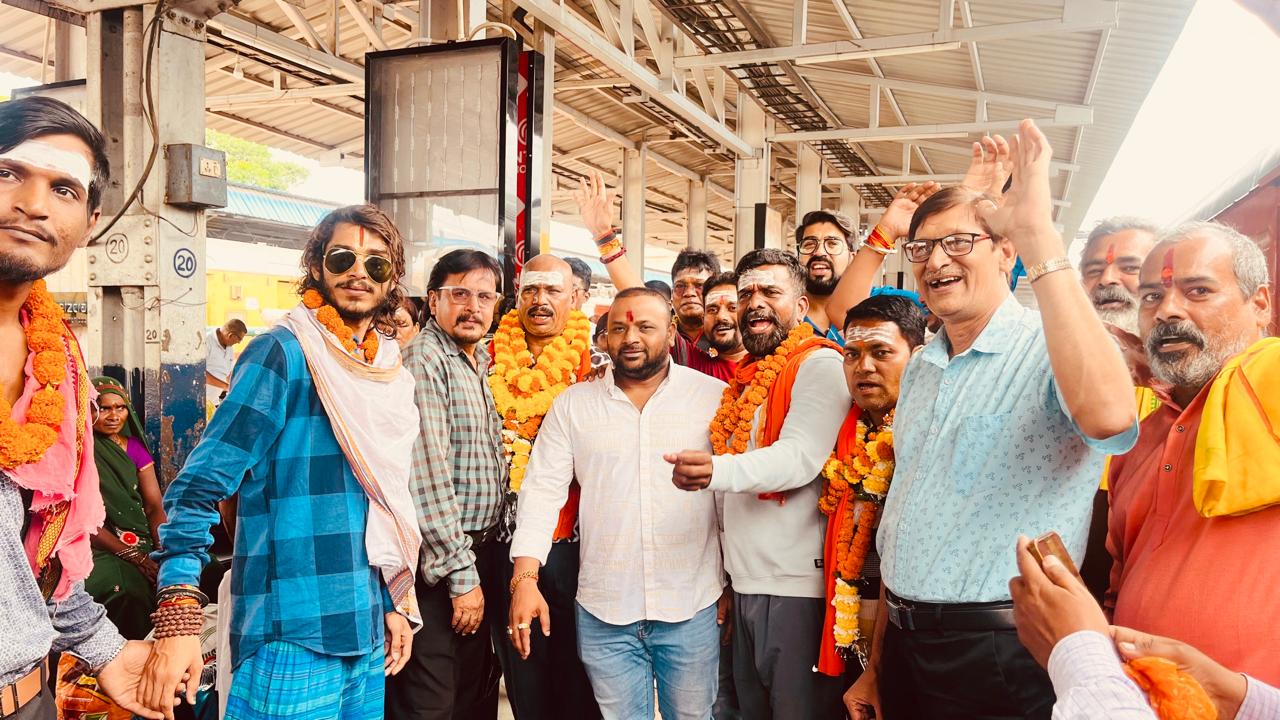 प्रथम जत्था के रूप में सैकड़ों श्रद्धालुओं को रायपुर रेलवे स्टेशन में सुशील सन्नी अग्रवाल ने छत्तीसगढ़ की खुशहाली की कामना कर तिलक लगाकर विदा किया