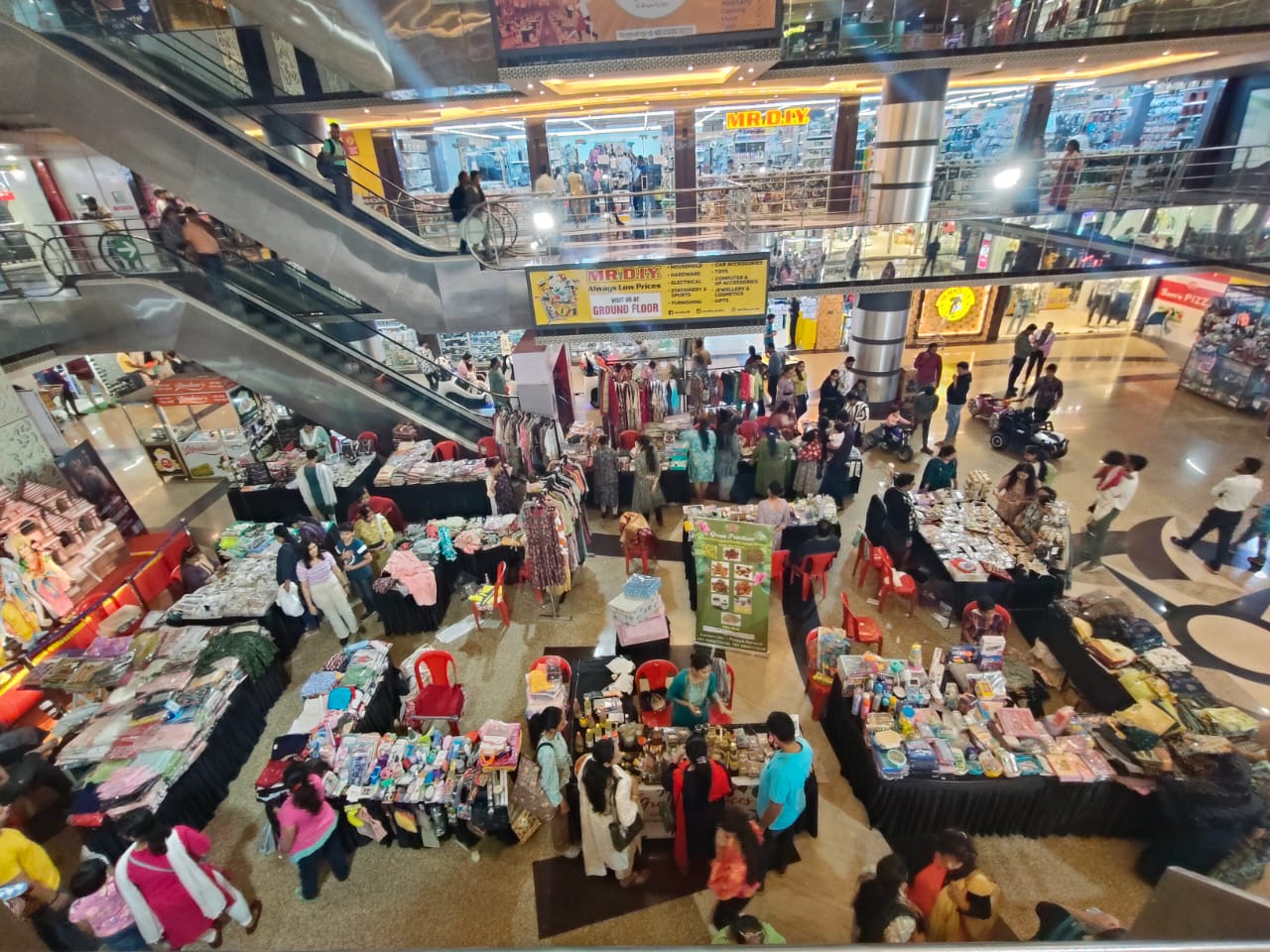A grand "Shopping Hub Exhibition" will be organized on 5th and 6th July at Colors Mall, Pachpedi Naka, Riya Collection and Pink Jewellery, various types of clothes, jewellery, decoration items and various pure home-made food items made by domestic women will be available at affordable prices, Raipur, Chhattisgarh, Khabargali