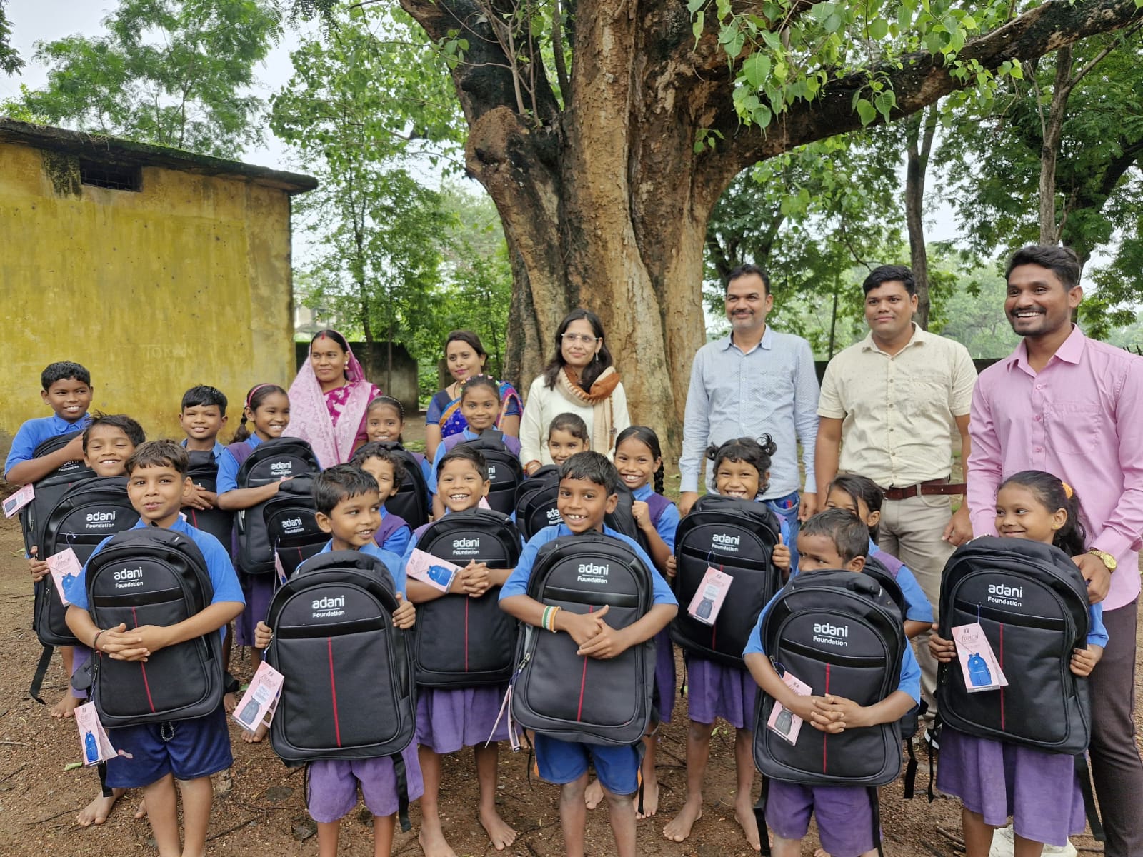 A strong step towards education under Project Utthan, grand school entrance festival organized in Raigarh, education kits distributed to more than 4,000 students of 80 schools - also distributed in schools of 54 villages connected to rail project and water pump house project, Chhattisgarh, Khabargali