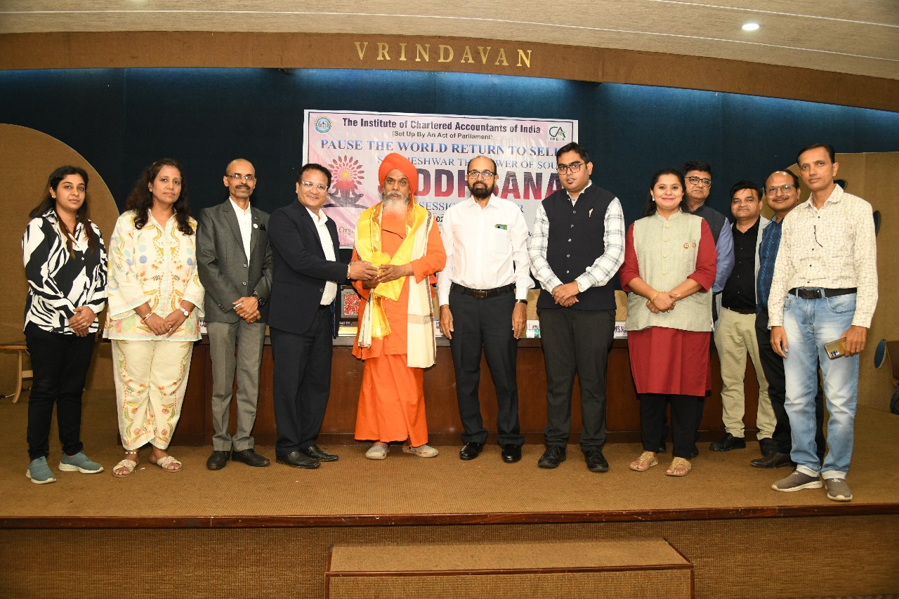 Income Tax Bar Association, Raipur felicitated newly-minted CA students, Income Tax Bar Association, Raipur organized a highly inspirational session on Siddhasana by internationally renowned sound healer, yoga instructor and life skills expert Ms Namrata Mehta, Chief Guest Acharya Arpita Nand Avdhoot, Advocate Nikhil Agarwal and Raipur CA Branch President Vikas Golchha, Raipur, Chhattisgarh, KhabarGali