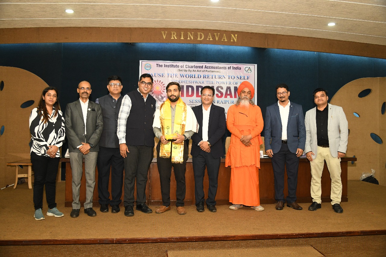 Income Tax Bar Association, Raipur felicitated newly-minted CA students, Income Tax Bar Association, Raipur organized a highly inspirational session on Siddhasana by internationally renowned sound healer, yoga instructor and life skills expert Ms Namrata Mehta, Chief Guest Acharya Arpita Nand Avdhoot, Advocate Nikhil Agarwal and Raipur CA Branch President Vikas Golchha, Raipur, Chhattisgarh, KhabarGali