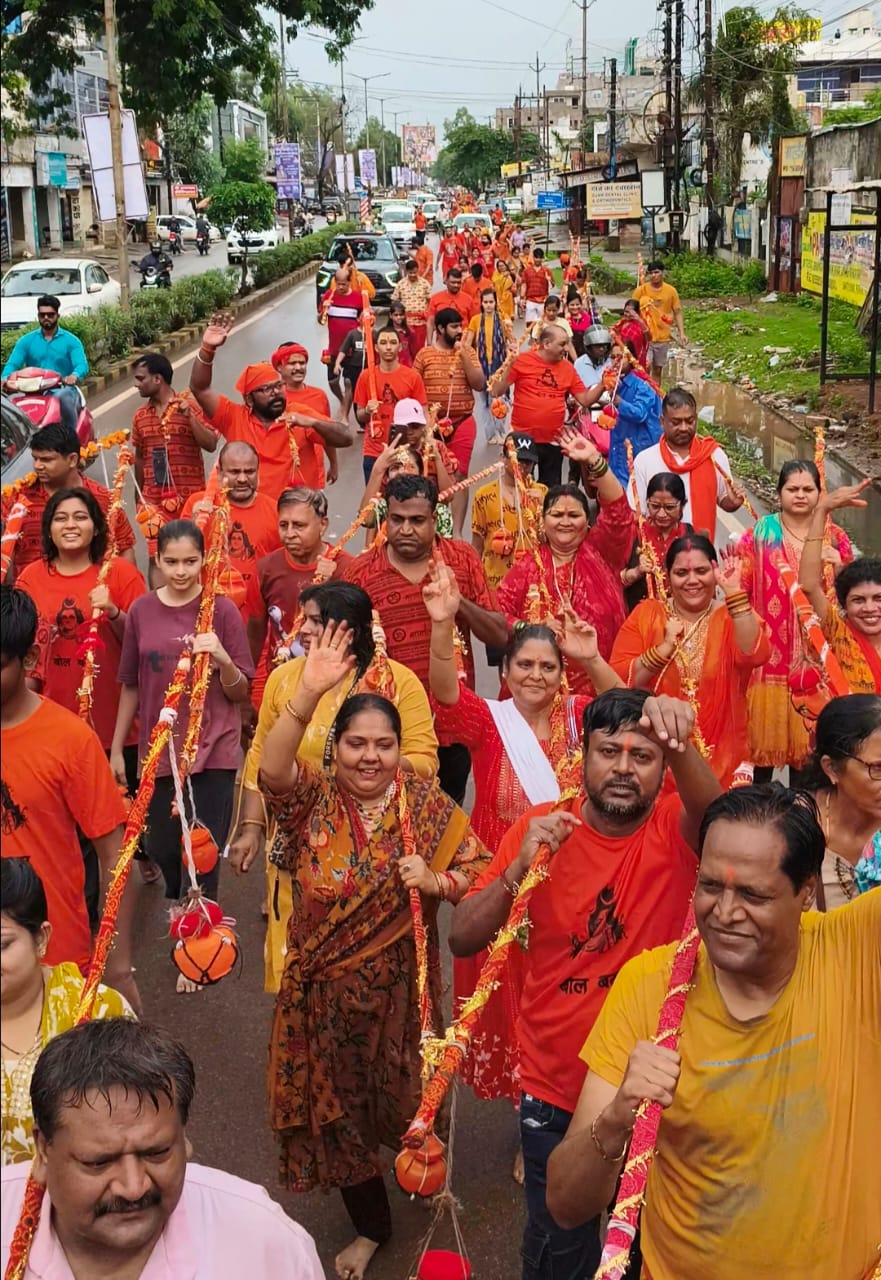 Los devotos de Bhole comenzaron en Gayatri Nagar, Kanwar Yatra comenzaron en Mahadev Ghat, Sales Tax Colony, Pink City, Steel City y Vijay Nagar, Raipur, Chhattisgarh, Khabargali.