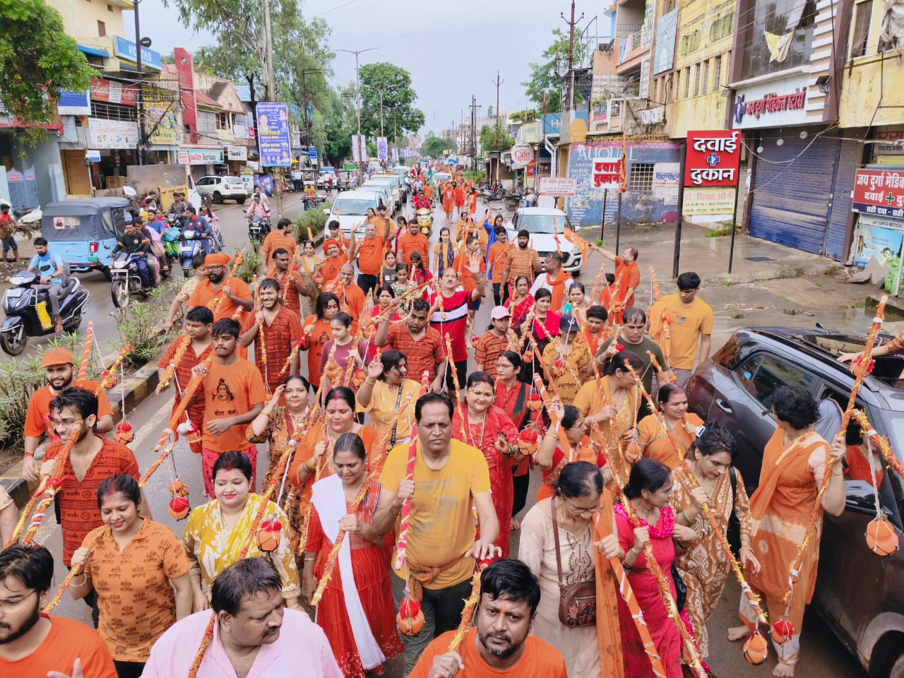 Los devotos de Bhole comenzaron en Gayatri Nagar, Kanwar Yatra comenzaron en Mahadev Ghat, Sales Tax Colony, Pink City, Steel City y Vijay Nagar, Raipur, Chhattisgarh, Khabargali.