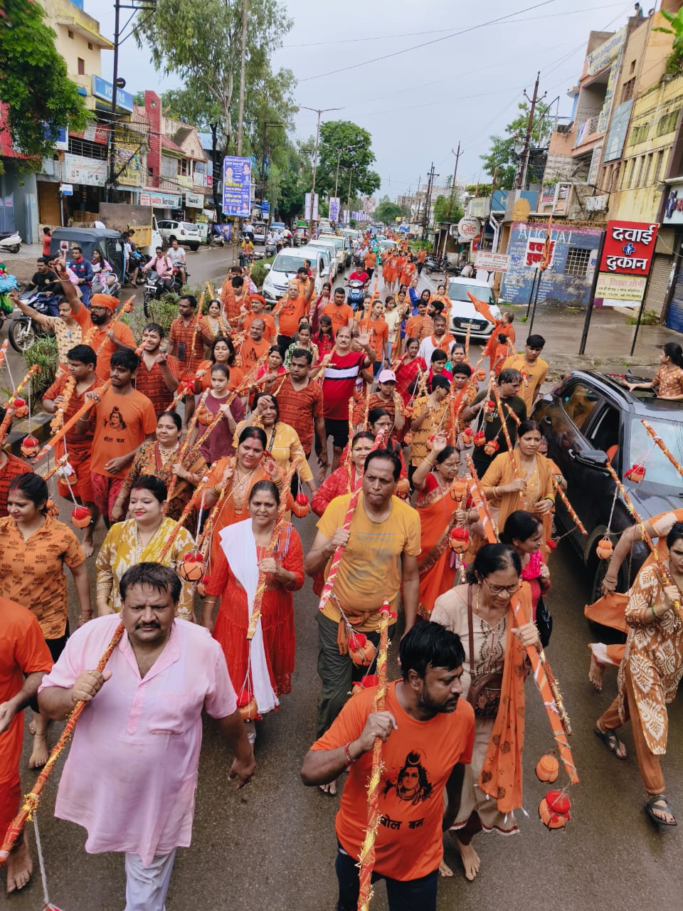 Los devotos de Bhole comenzaron en Gayatri Nagar, Kanwar Yatra comenzaron en Mahadev Ghat, Sales Tax Colony, Pink City, Steel City y Vijay Nagar, Raipur, Chhattisgarh, Khabargali.