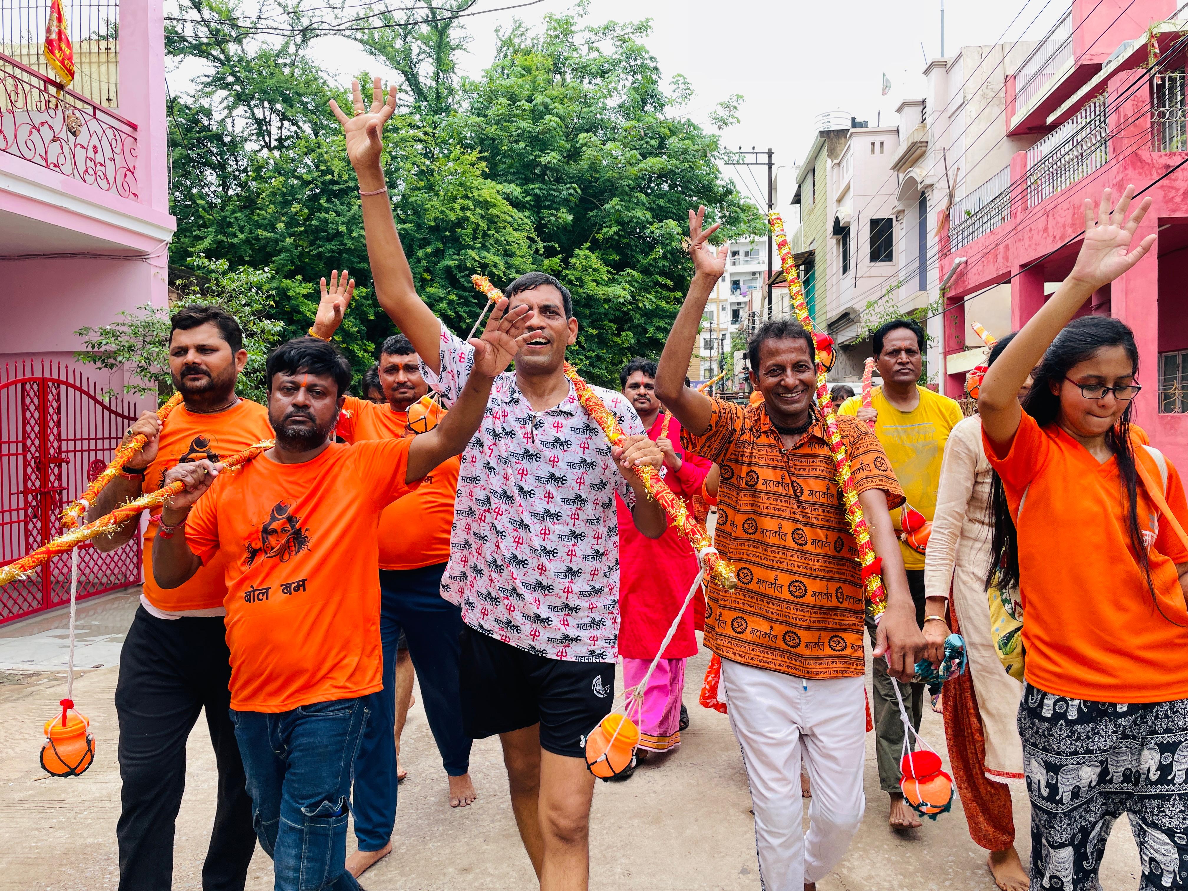 Los devotos de Bhole comenzaron en Gayatri Nagar, Kanwar Yatra comenzaron en Mahadev Ghat, Sales Tax Colony, Pink City, Steel City y Vijay Nagar, Raipur, Chhattisgarh, Khabargali.