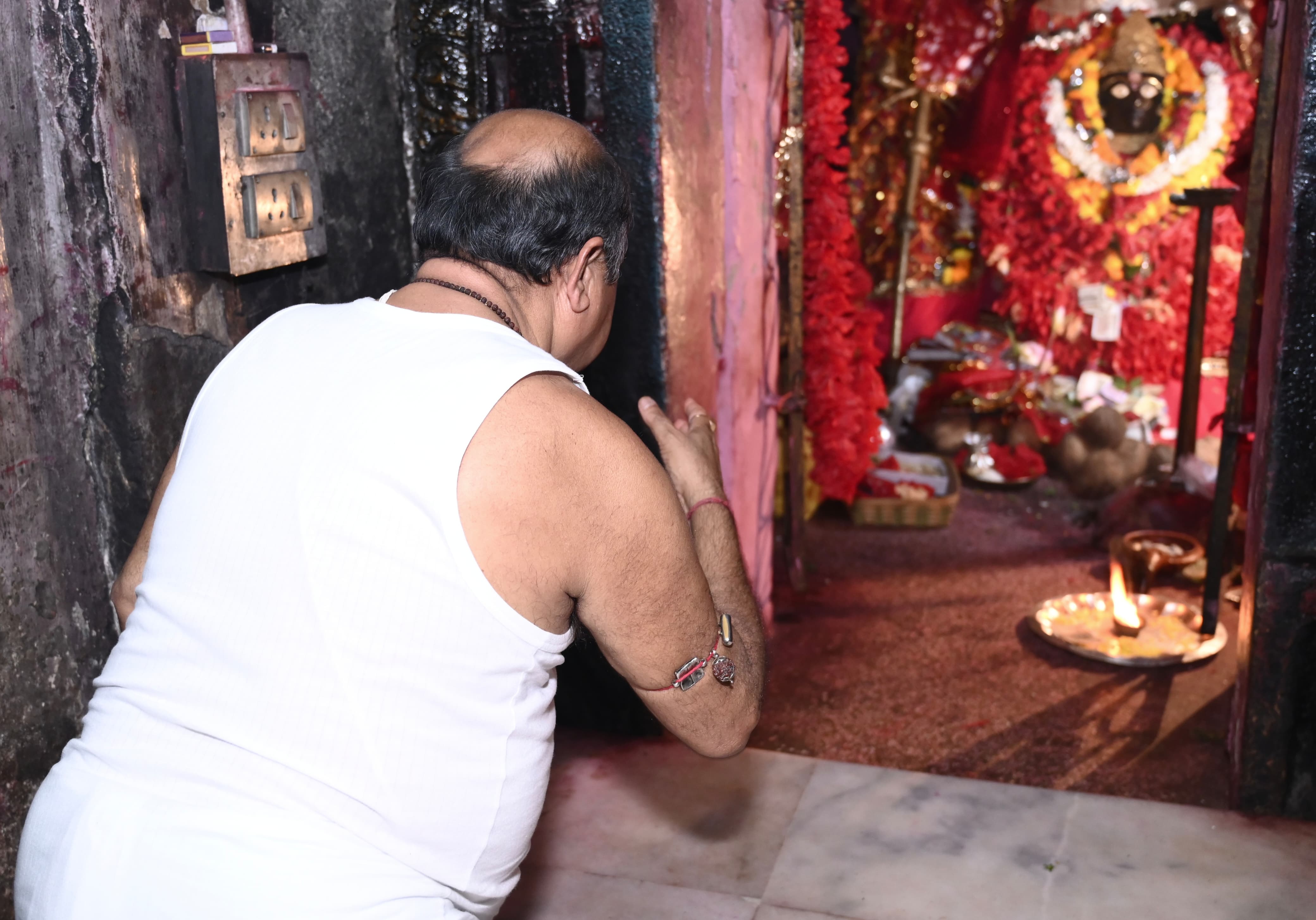 El MLA del Norte Purandar Mishra visitó Maa Danteshwari en Dantewada y deseó felicidad y prosperidad a la gente de la zona, Raipur, Chhattisgarh, Khabargali.