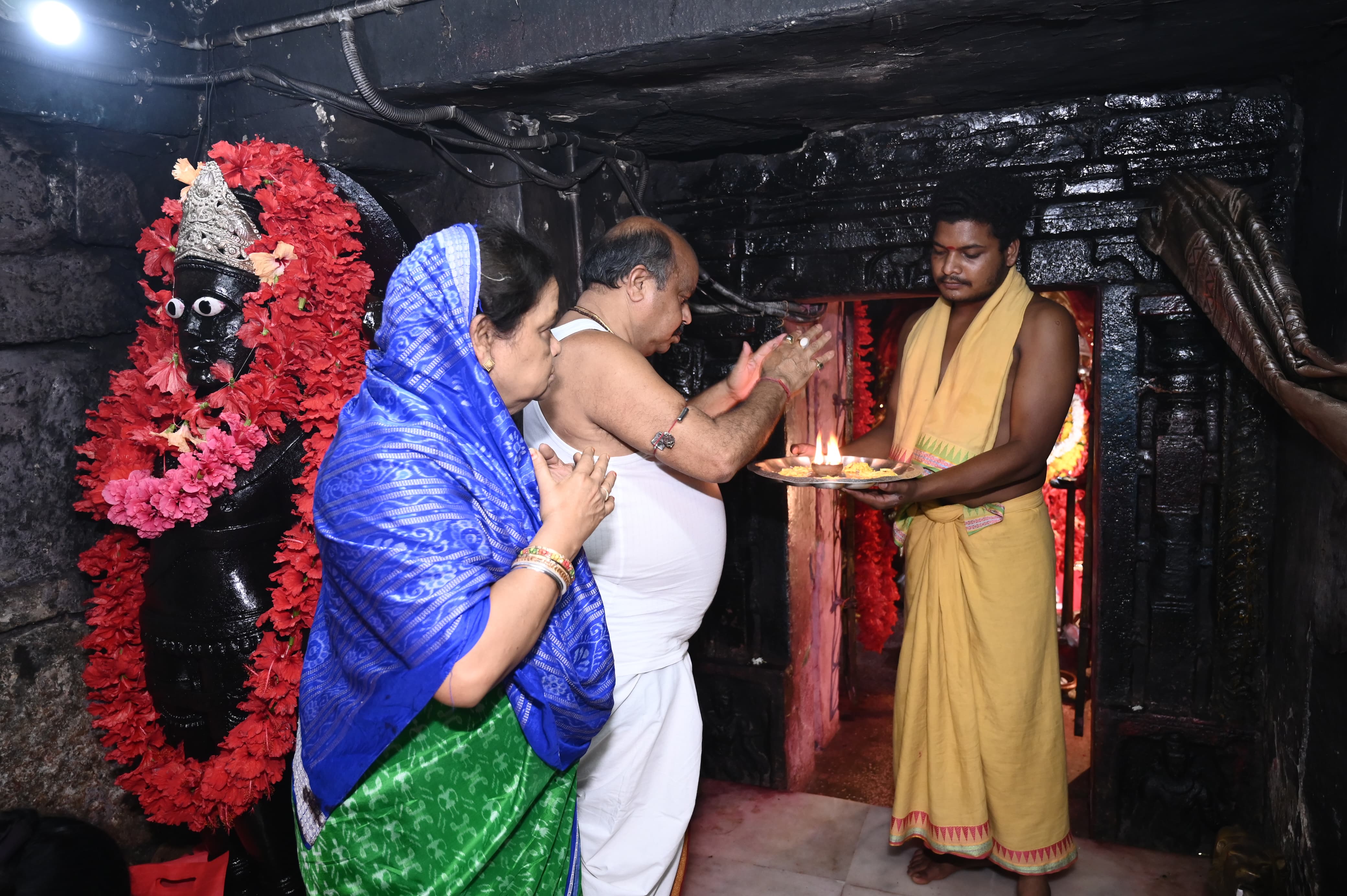 El MLA del Norte Purandar Mishra visitó Maa Danteshwari en Dantewada y deseó felicidad y prosperidad a la gente de la zona, Raipur, Chhattisgarh, Khabargali.