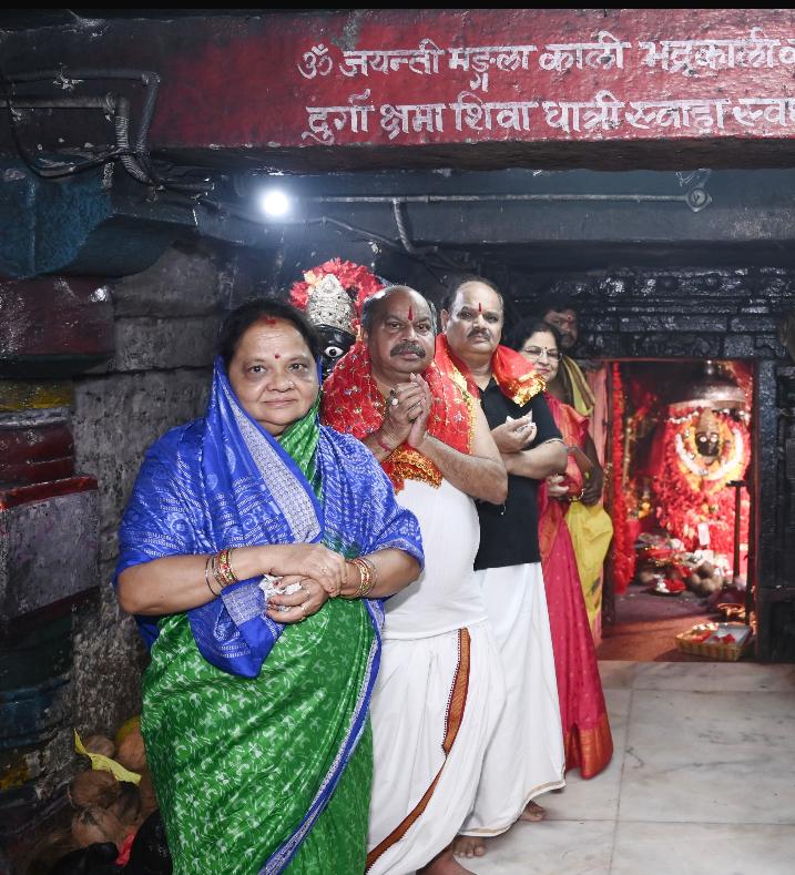 El MLA del Norte Purandar Mishra visitó Maa Danteshwari en Dantewada y deseó felicidad y prosperidad a la gente de la zona, Raipur, Chhattisgarh, Khabargali.