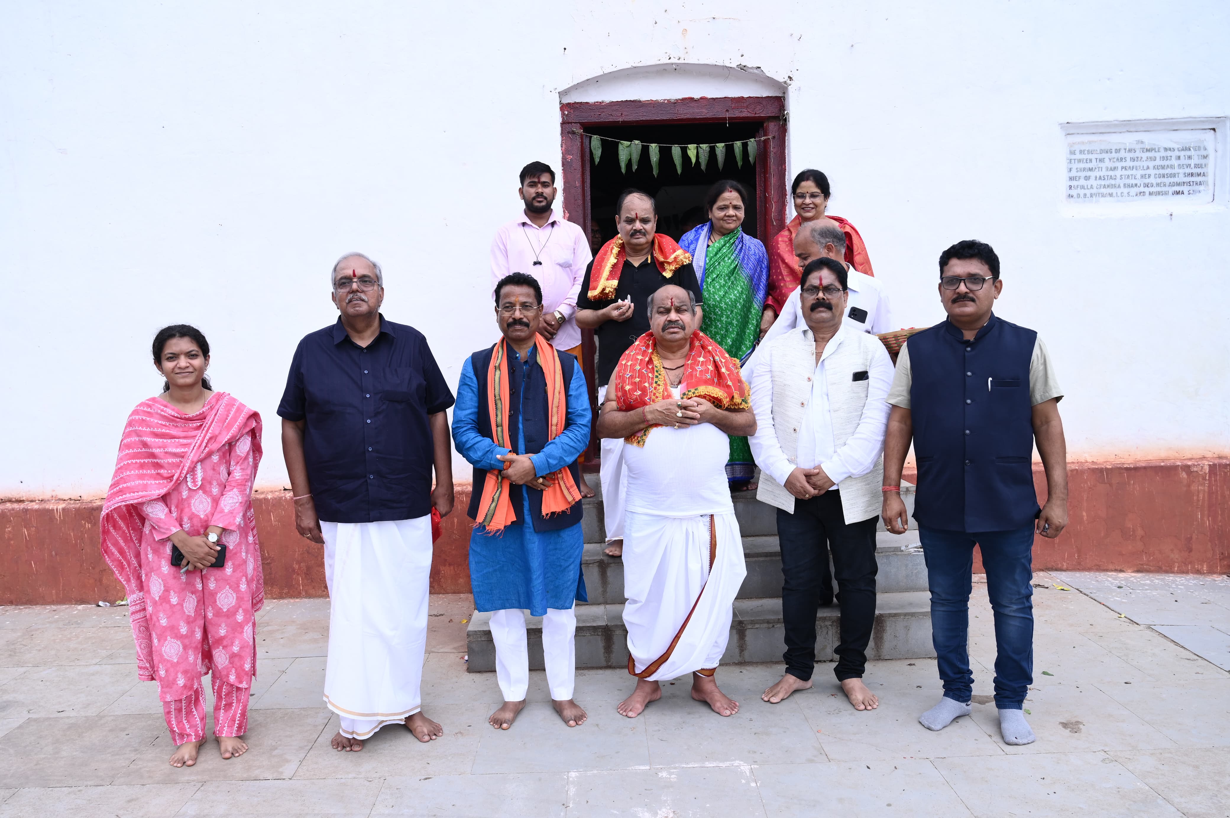 El MLA del Norte Purandar Mishra visitó Maa Danteshwari en Dantewada y deseó felicidad y prosperidad a la gente de la zona, Raipur, Chhattisgarh, Khabargali.