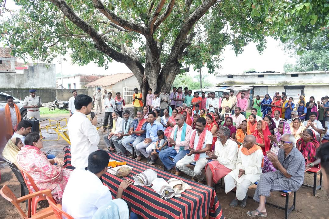 Asamblea de Dharsiwa MLA Anuj Sharma, pueblo de Janchaupal Motipur, Madhaipur, Chhadia, Alesur, Pachri recibió muchos regalos, Chhattisgarh, Khabargali