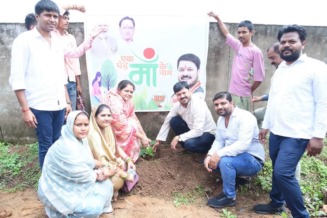 Asamblea de Dharsiwa MLA Anuj Sharma, pueblo de Janchaupal Motipur, Madhaipur, Chhadia, Alesur, Pachri recibió muchos regalos, Chhattisgarh, Khabargali