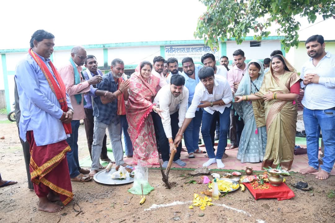Asamblea de Dharsiwa MLA Anuj Sharma, pueblo de Janchaupal Motipur, Madhaipur, Chhadia, Alesur, Pachri recibió muchos regalos, Chhattisgarh, Khabargali