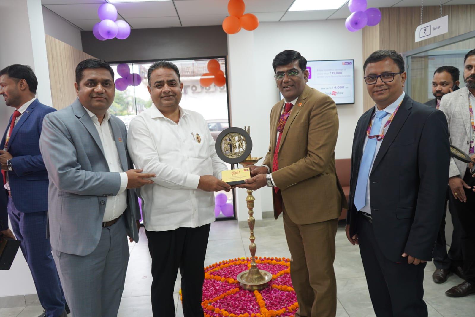 Se inauguró la tercera sucursal del AU Small Finance Bank, Pujari Complex Pujari Complex, Panchpedi Naka, Manishraj Singhania, el presidente de la Cámara de Comercio de Chhattisgarh, Satish Thorani, y el tesorero de la Cámara de Comercio, Nikesh Bardia, Raipur, Chhattisgarh, Khabargali