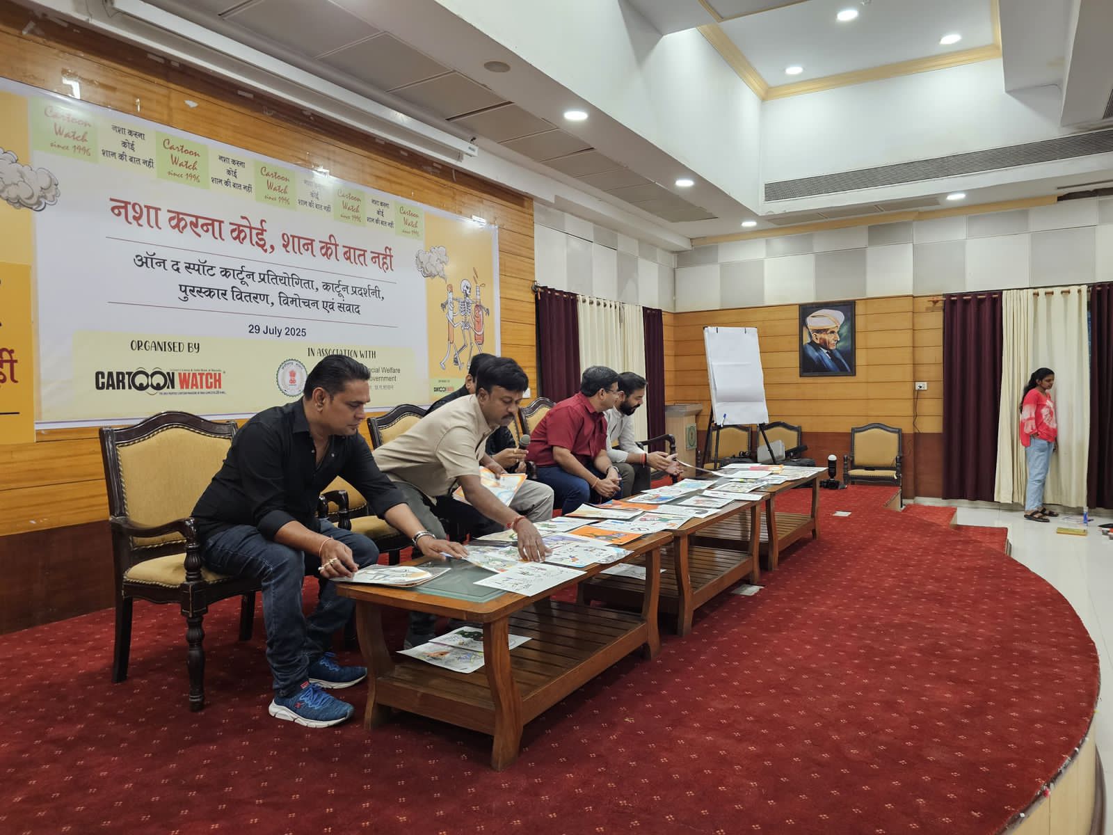 Cash prizes worth twenty thousand rupees were given in the on the spot cartoon competition organized by Cartoon Watch and Social Welfare Department, CSIDC Chairman Rajiv Agarwal, Child Protection Commission Chairperson Varnika Sharma, Apex Bank Chairman Kedar Gupta and Minority Commission Chairman Amarjeet Chhabra, Cartoon Watch Editor Tryambak Sharma, Raipur, Chhattisgarh, Khabargali