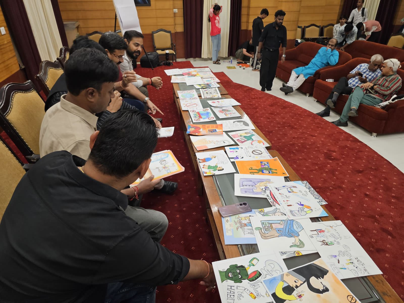 Cash prizes worth twenty thousand rupees were given in the on the spot cartoon competition organized by Cartoon Watch and Social Welfare Department, CSIDC Chairman Rajiv Agarwal, Child Protection Commission Chairperson Varnika Sharma, Apex Bank Chairman Kedar Gupta and Minority Commission Chairman Amarjeet Chhabra, Cartoon Watch Editor Tryambak Sharma, Raipur, Chhattisgarh, Khabargali