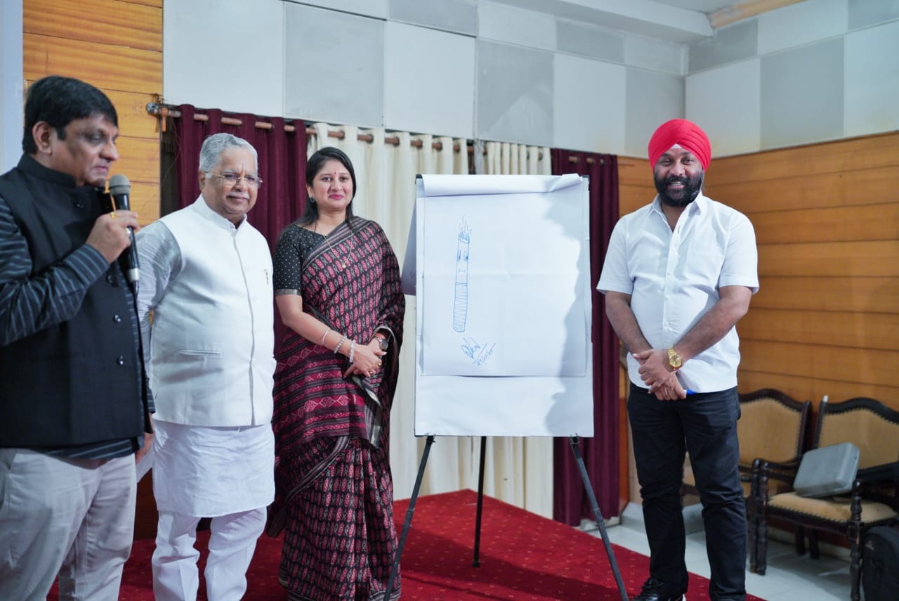 We have to save the form of nature from getting destroyed by intoxication and moving towards perversion: Dr. Varnika Sharma, Cash prizes of twenty thousand rupees were awarded in the on the spot cartoon competition organised by Cartoon Watch and Social Welfare Department, CSIDC Chairman Rajiv Agarwal, Child Protection Commission Chairperson Varnika Sharma, Apex Bank Chairman Kedar Gupta and Minority Commission Chairman Amarjeet Chhabra, Cartoon Watch Editor Tryambak Sharma, senior cartoonist and artist Ajay