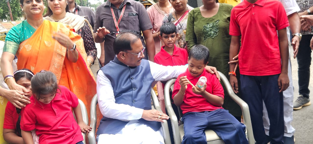 Unforgettable meeting of the children of Jatan Divyang School at the residence of Chief Minister Vishnu Dev Sai, Doma, Raipur, Khabargali, Jatan Divyang School and Surya Nursing College, deaf and dumb, multiple disability children, Chhattisgarh
