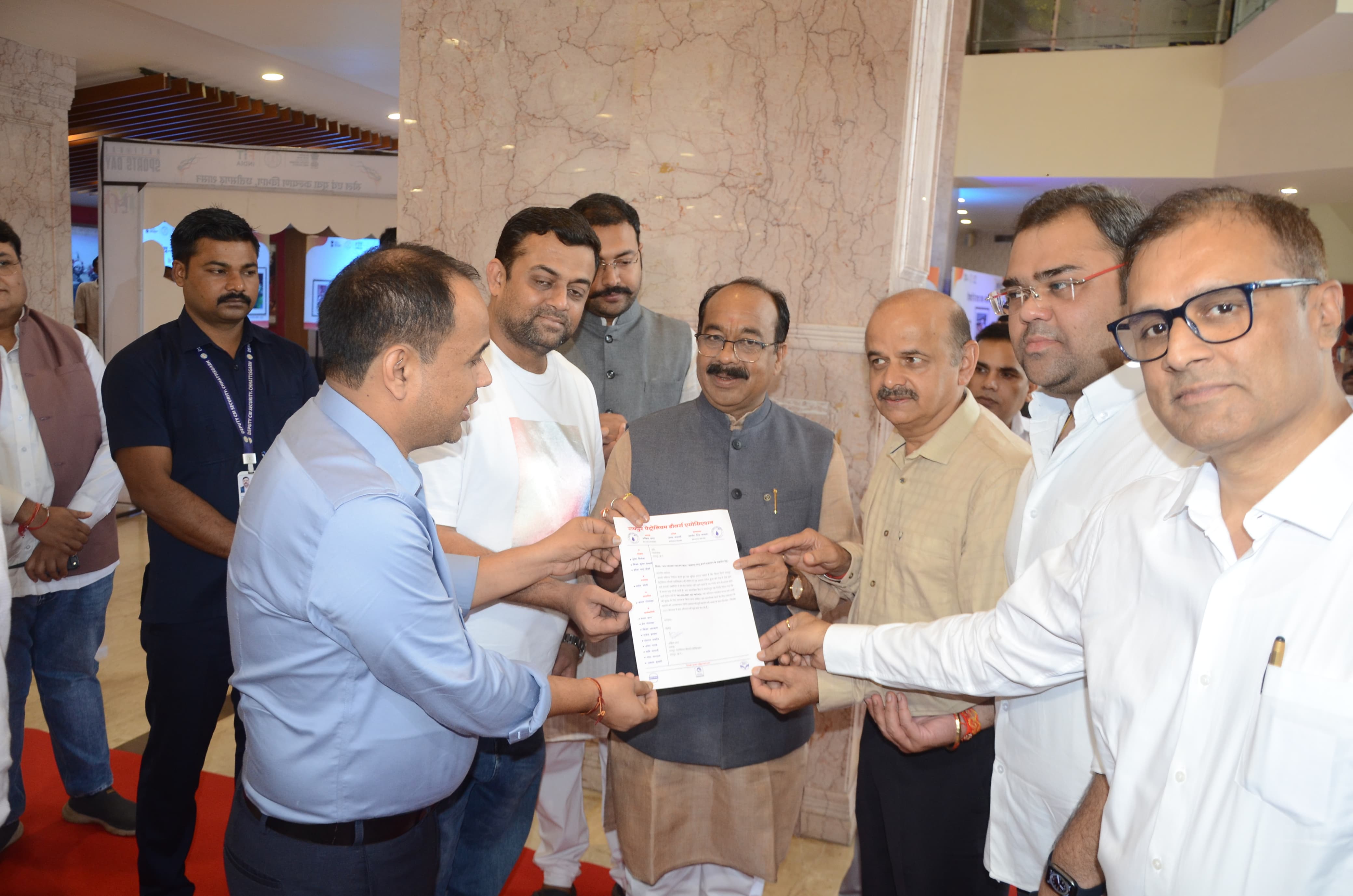“Now no helmet, no petrol”, Petrol Pump Association will start campaign in the district from September 01, Raipur, Chhattisgarh, Khabargali