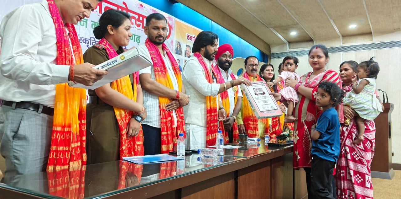Nav Sarjan Manch honoured the parents of daughters, on the occasion of daughter's birth anniversary, Vrindavan Hall echoed with the laughter of little daughters, Raipur, Chhattisgarh, Khabargali