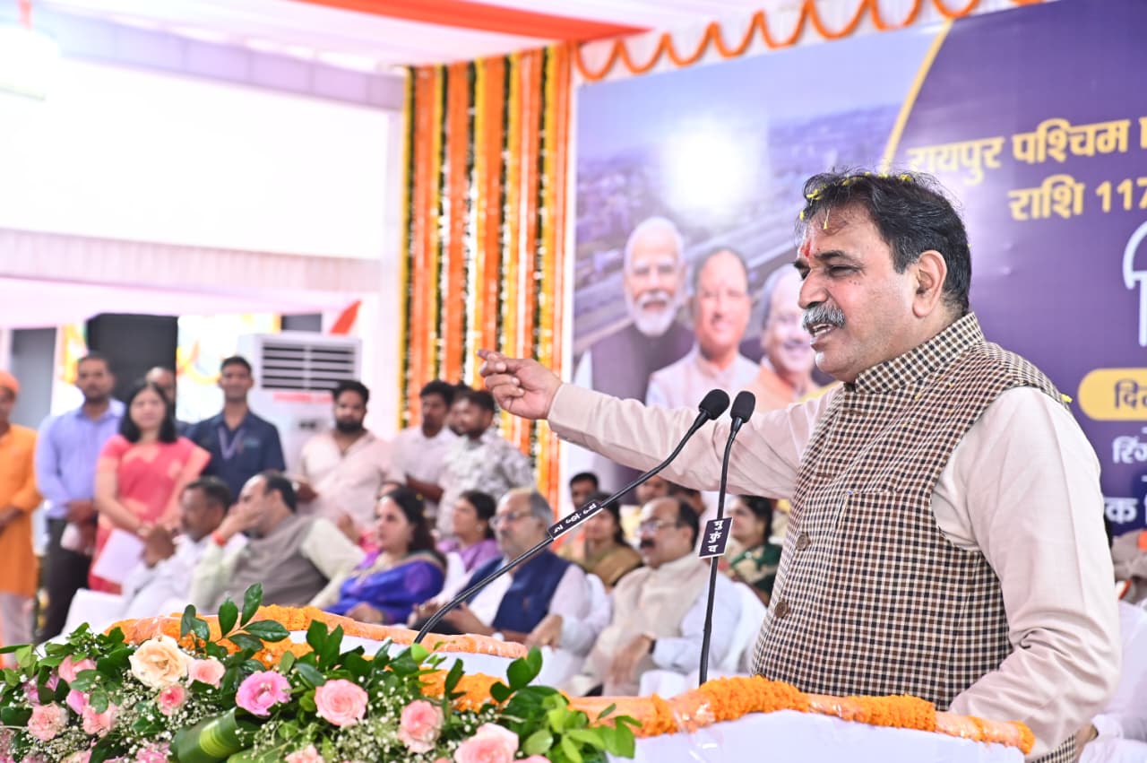 Bhoomipujan of projects worth Rs 96 crore in Raipur West, MLA Rajesh Munat's hard work paid off, Raipur West gets big gifts Raipur West on the path of development, Deputy CM Arun Sao announces Rs 50 lakh each for 70 wards Raipur gets gift of development works worth Rs 150 crore: Deputy CM Arun Sao lays foundation stone of 3 overpasses, lakhs of people will get relief, Chhattisgarh, Khabargali