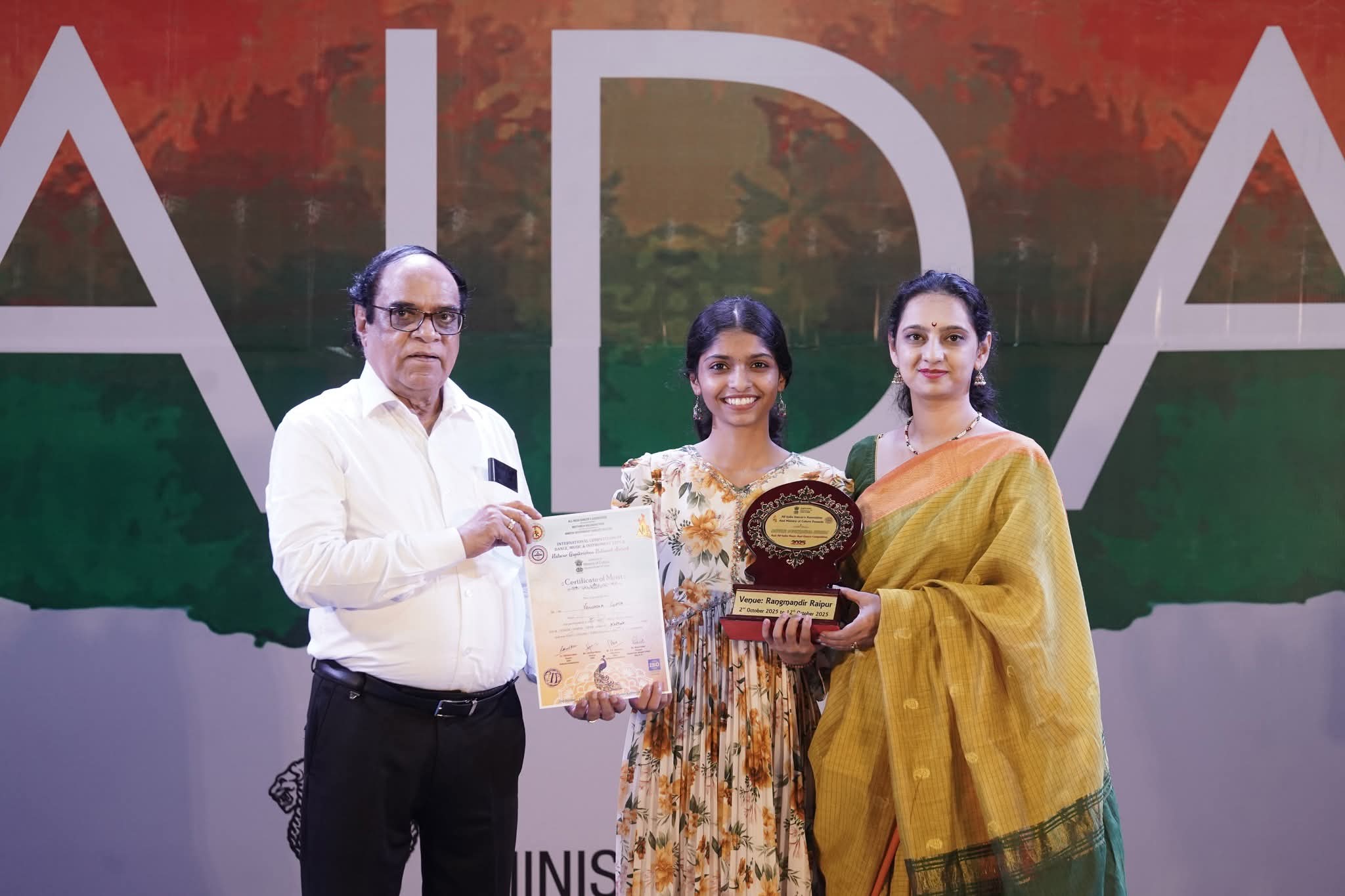 Raipur's Kathak dancer Vanshika Gupta 'Mili' hoisted the flag on the national stage, won first place in 'Aida' competition, All India Dance Association, Natwar Gopi Krishna National Award, Guru Sangeeta Kapse, Sangeeta Kala Academy, Raipur, Chhattisgarh, Khabargali