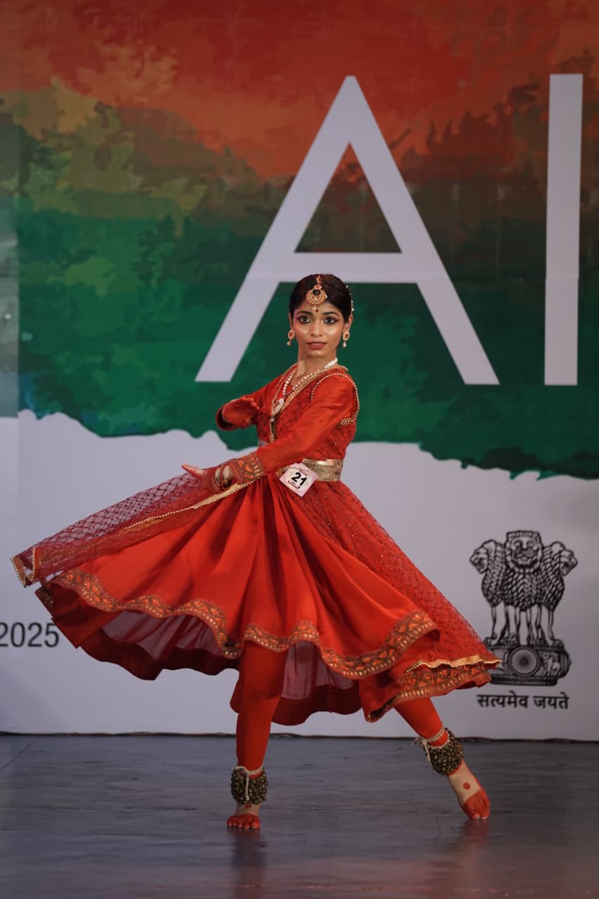 Raipur's Kathak dancer Vanshika Gupta 'Mili' hoisted the flag on the national stage, won first place in 'Aida' competition, All India Dance Association, Natwar Gopi Krishna National Award, Guru Sangeeta Kapse, Sangeeta Kala Academy, Raipur, Chhattisgarh, Khabargali