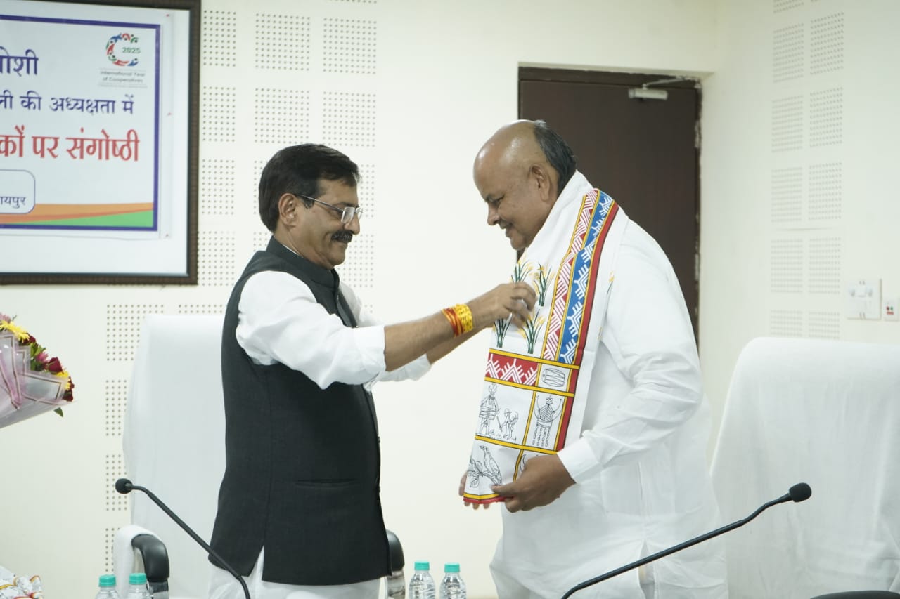 ​    ​​    ​MLA Amar Agrawal, Sahakar Bharati's Chhattisgarh General Secretary Kaniram, Apex Bank Chairman Kedar Nath Gupta, Saurabh Sharma and KN Kande, Raipur, Chhattisgarh, Khabargali