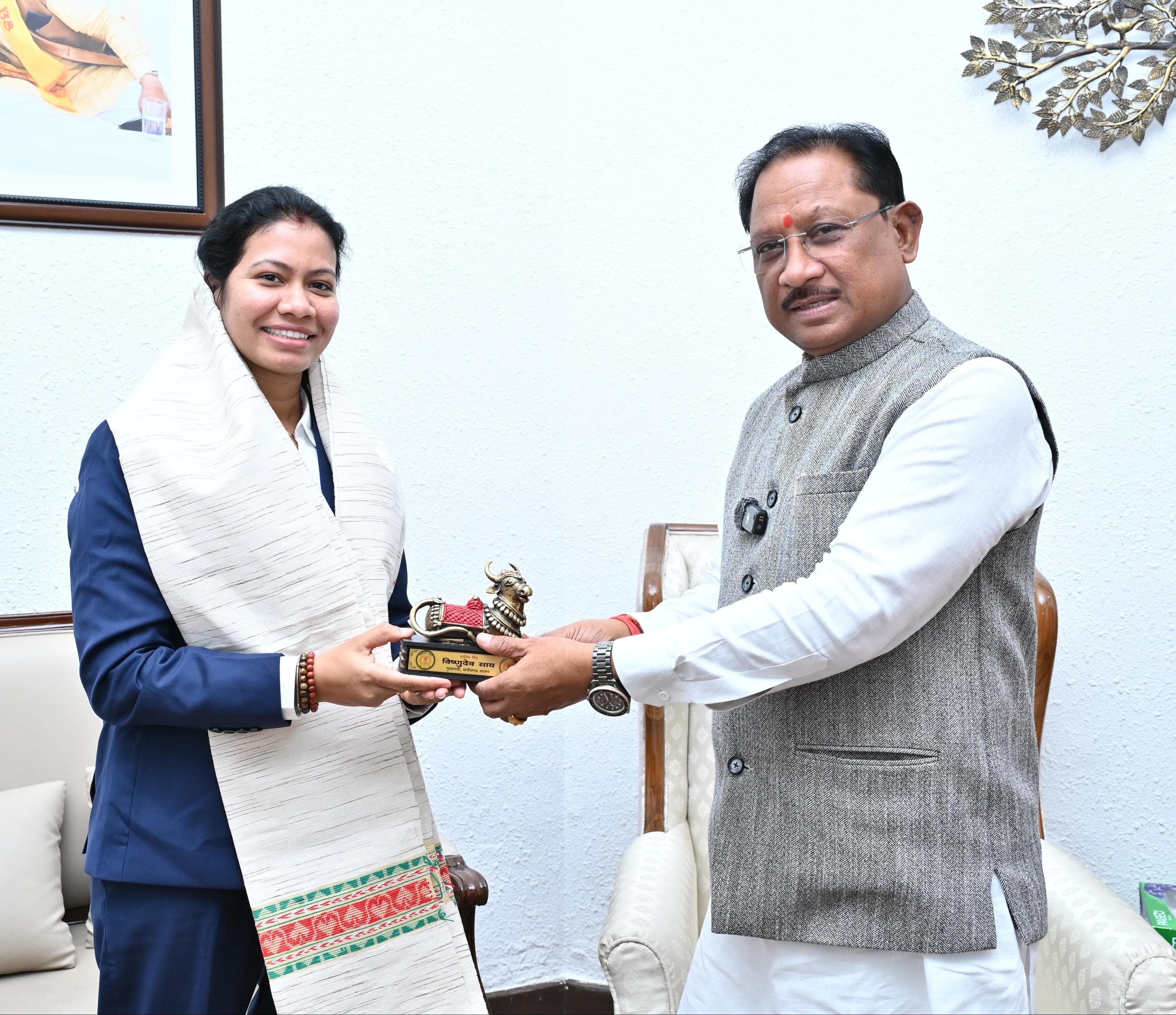 World Cup winning Indian women's cricket team's physiotherapist Akanksha Satyavanshi met the Chief Minister, Raipur, Chhattisgarh Khabargali