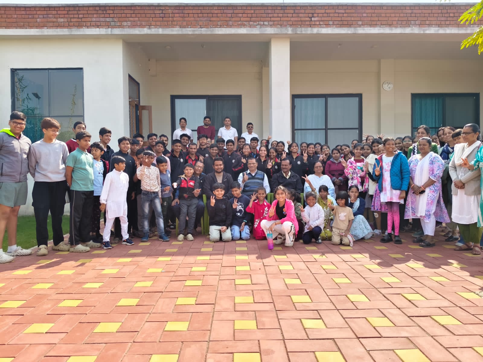 79 students learned Anapana meditation. One day Anapana camp concluded at Dhammakuti Vipassana Meditation Centre. Raipur, Sitaram Sahu Centre Acharya Dhammakuti Vipassana Meditation Centre, Chhattisgarh, Khabargali