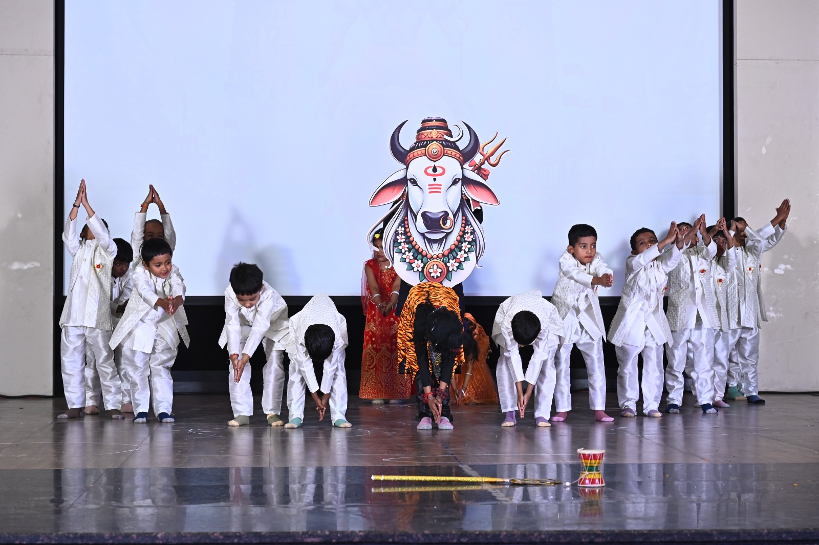 "Euphoria 2025" captivated the audience at the annual function of Shri Gujarati English Medium Higher Secondary School (GEMS).  Present were members of the Gujarati Education Society's management committee, President Narayanbhai Patel, Ramjibhai Patel, Principal Dr. Shailesh Sharma. Raipur, Chhattisgarh., khabargali 