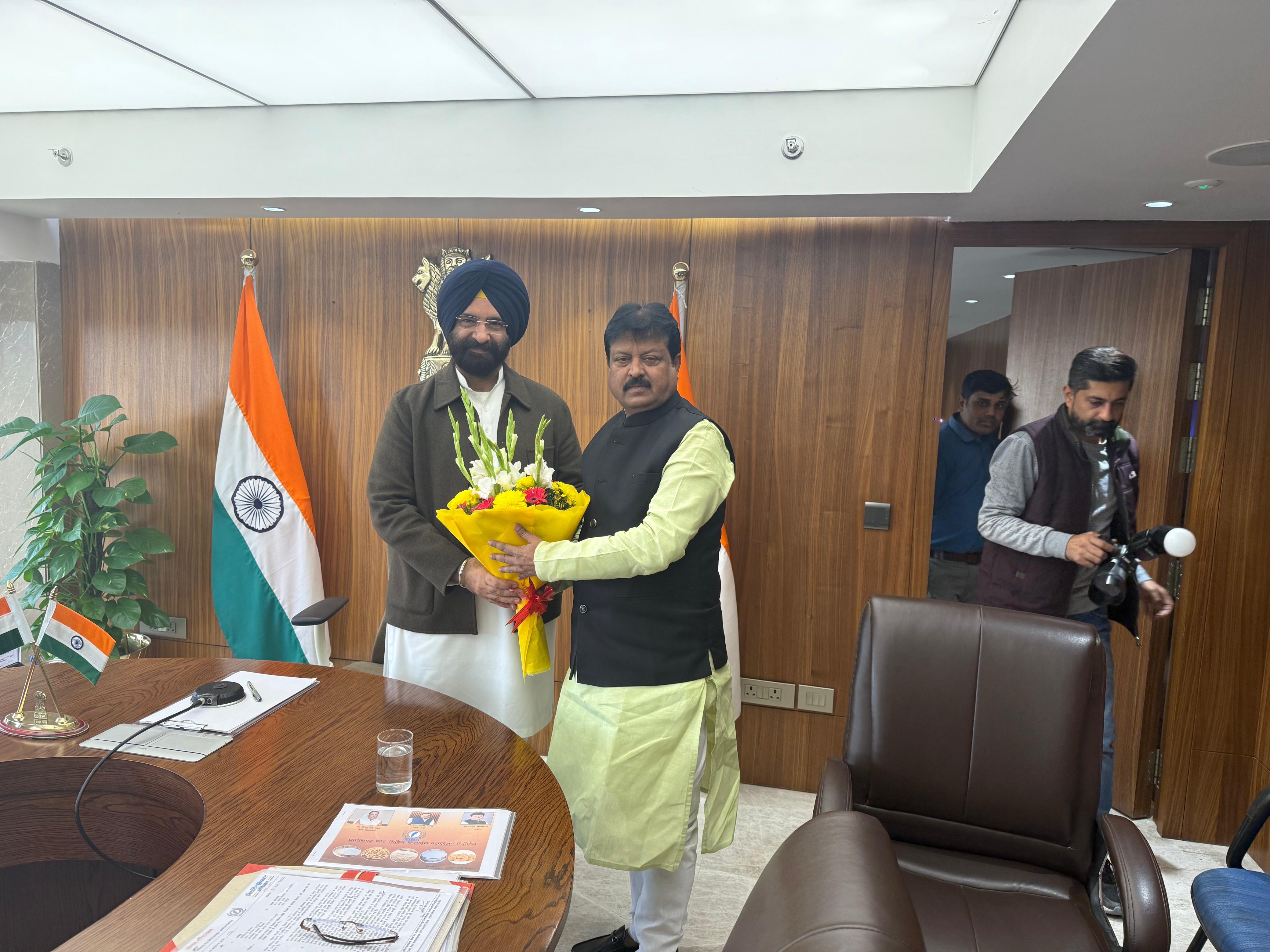 The Chairman of the Civil Supplies Corporation, Sanjay Srivastava, returned after observing the PDS Public Distribution System innovation models in Rajasthan, Delhi, and Haryana. Raipur, Chhattisgarh, Khabargali.