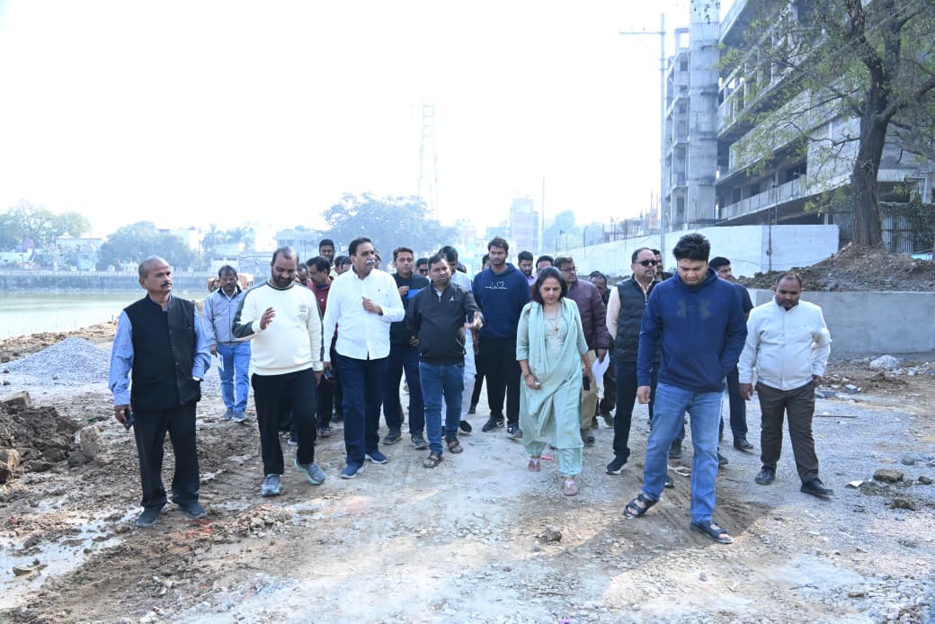 MLA Rajesh Munat's furious reaction: He severely reprimanded officials for negligence in the beautification of Karbala pond, Raipur, Khabargali.