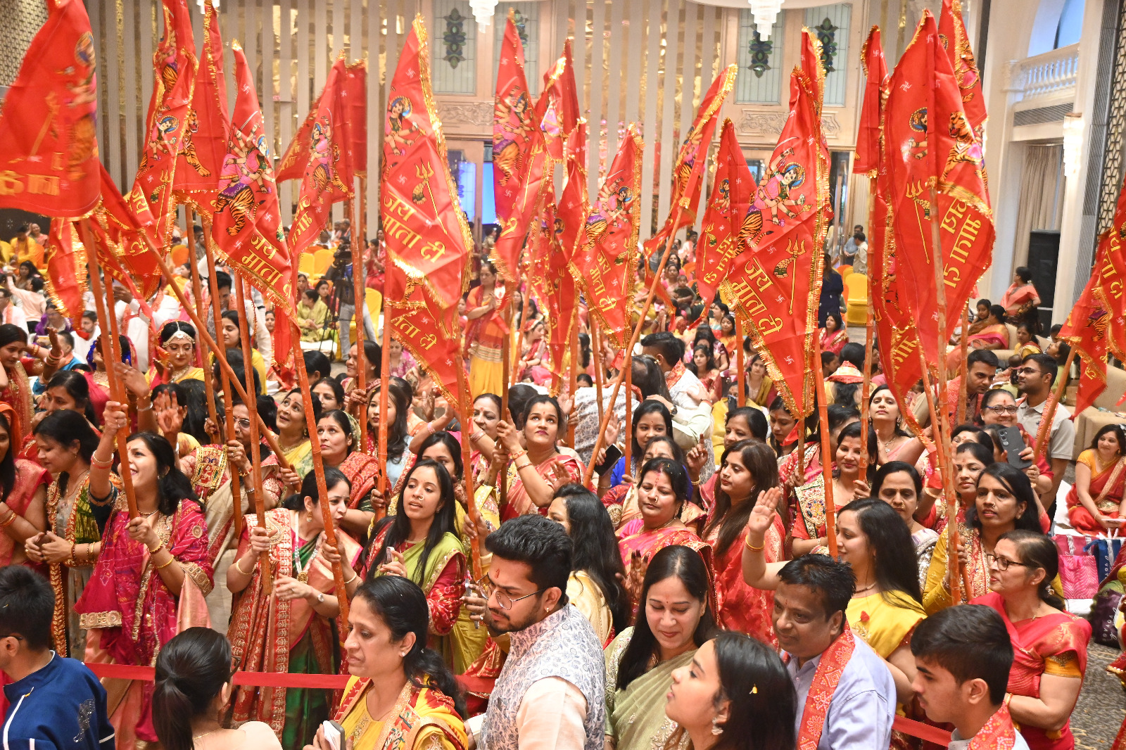 A massive crowd of devotees gathered for the fourth auspicious ceremony of Devsar Mata; artists from five states gave performances; rituals including lighting the sacred lamp, applying henna, offering scarves and garlands, and singing congratulatory songs were performed; the manifestation festival was celebrated; Ramu Marwari from Rajasthan performed a breathtaking dance. Raipur, Chhattisgarh, Khabargali.