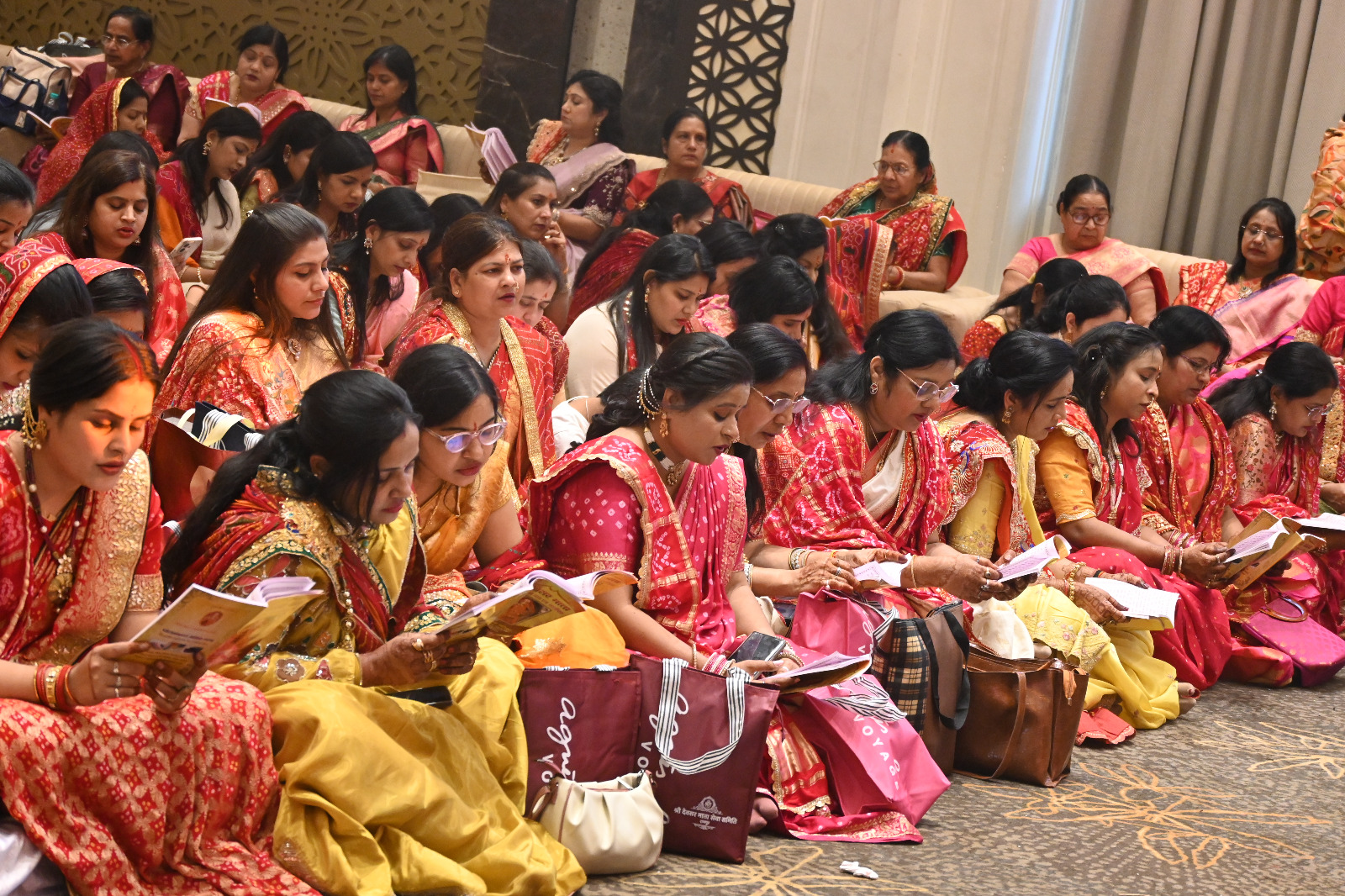 A massive crowd of devotees gathered for the fourth auspicious ceremony of Devsar Mata; artists from five states gave performances; rituals including lighting the sacred lamp, applying henna, offering scarves and garlands, and singing congratulatory songs were performed; the manifestation festival was celebrated; Ramu Marwari from Rajasthan performed a breathtaking dance. Raipur, Chhattisgarh, Khabargali.