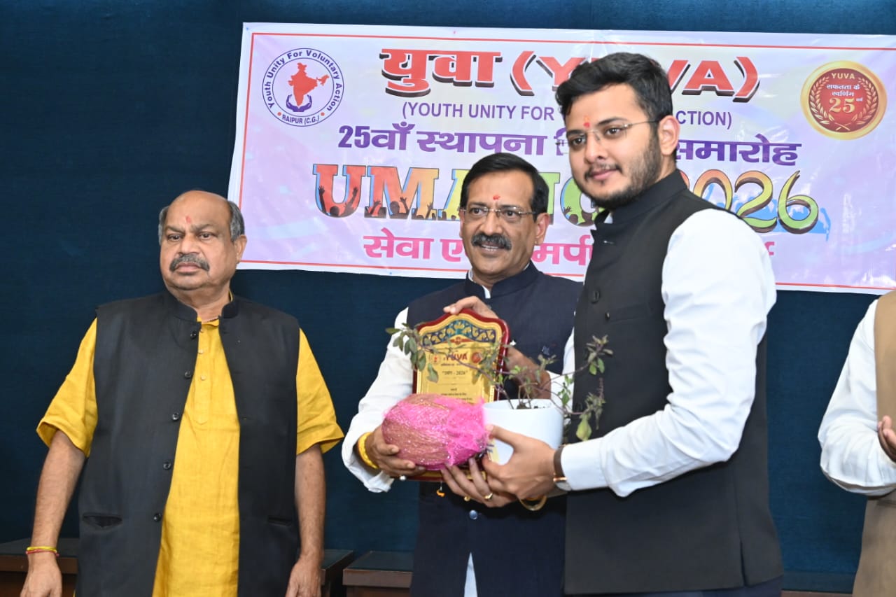At the silver jubilee celebration of the 'Yuva' organization, Odissi and Chhattisgarhi folk dances captivated the audience.  The chief guests were Kedar Gupta, Chairman of Apex Bank, and MLA Purandar Mishra.  M. Rajiv, founder of Yuva, was also present. Raipur, Chhattisgarh, Khabargali.